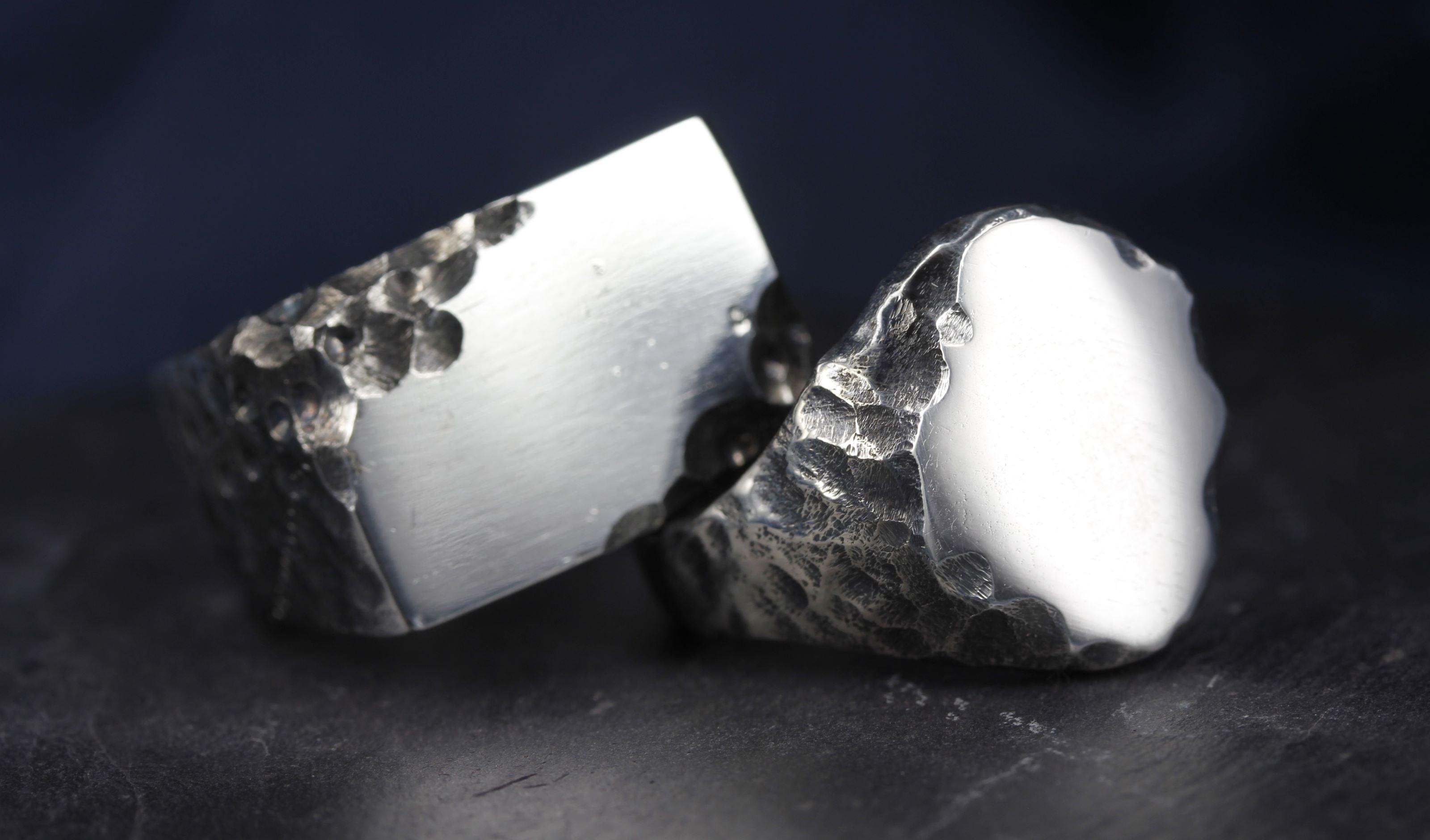 håndsmedet ringe til mænd i firkantet og oval design, sølv med grov overflade