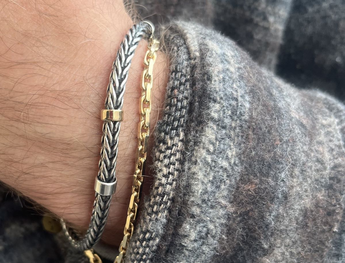 styling af armbånd til mænd, sølv flettet kæde & guld detaljer, samt guld ankerarmbånd