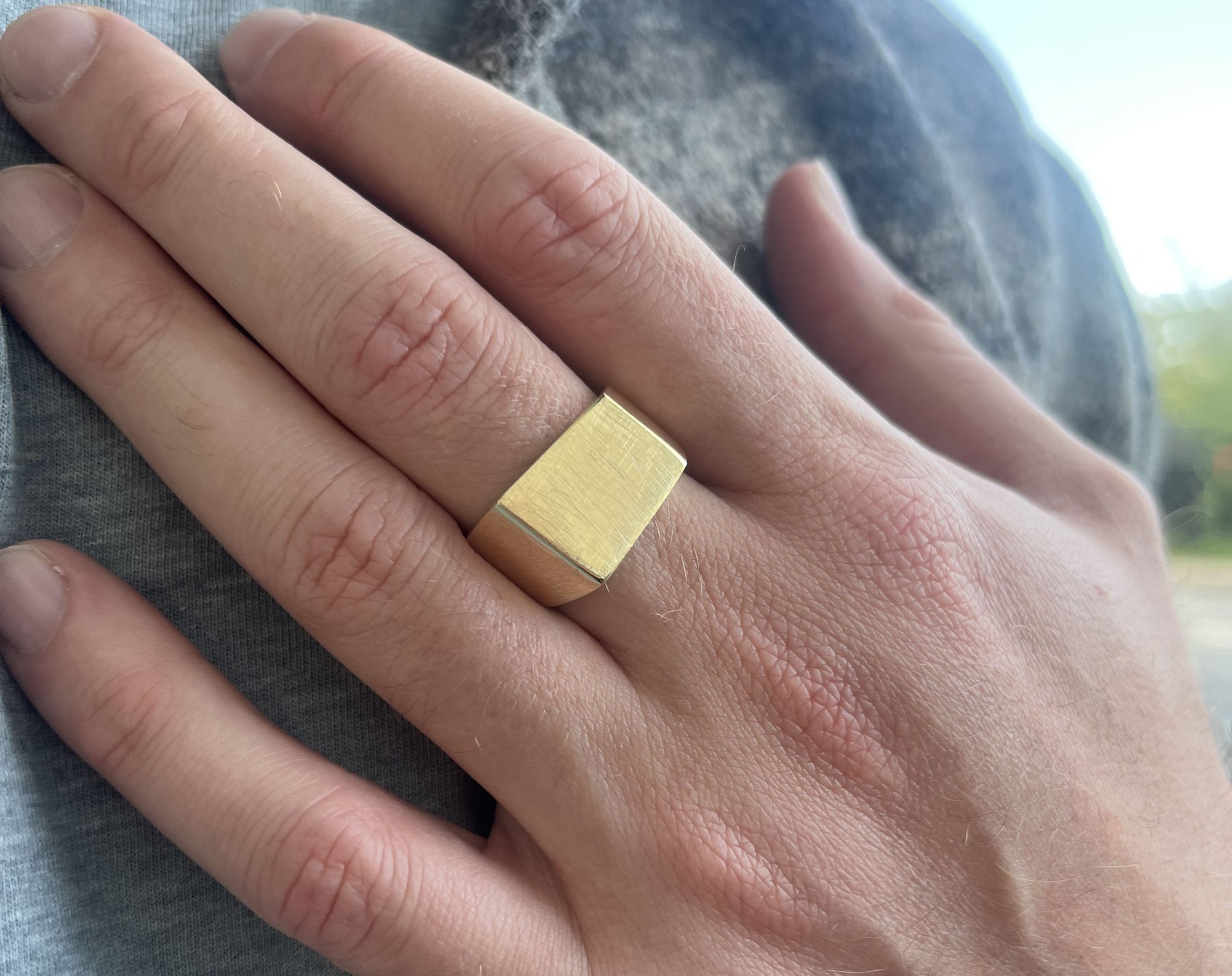 Håndsmedet 14 kt. guldring i kantet design, med mix at mat og blank overflade