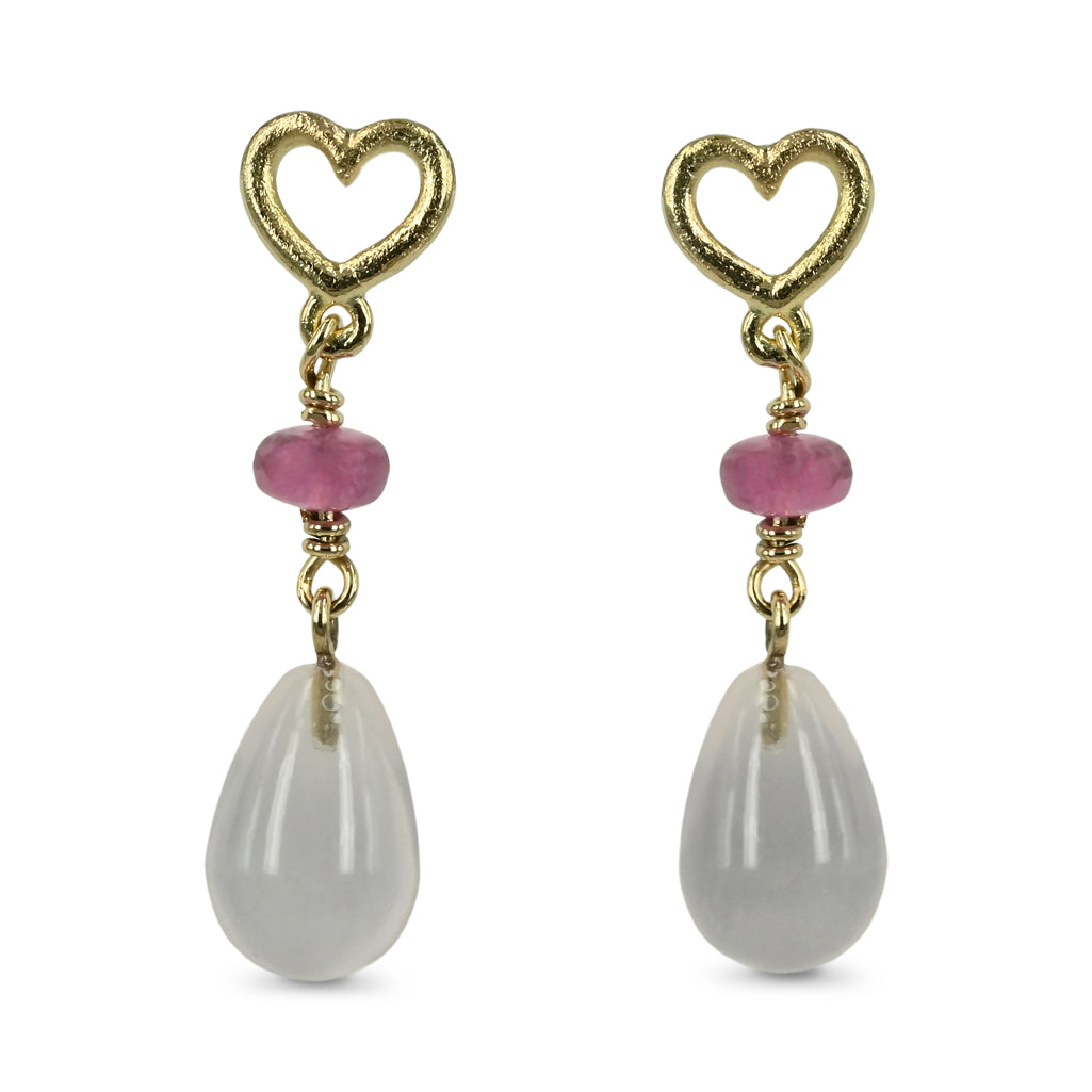 Ørestikkerne sidder smukt på din øret, hjerterne sidder tæt på øreflippen og balancere det fine pynt der bevæger sig smuk under hjertet.