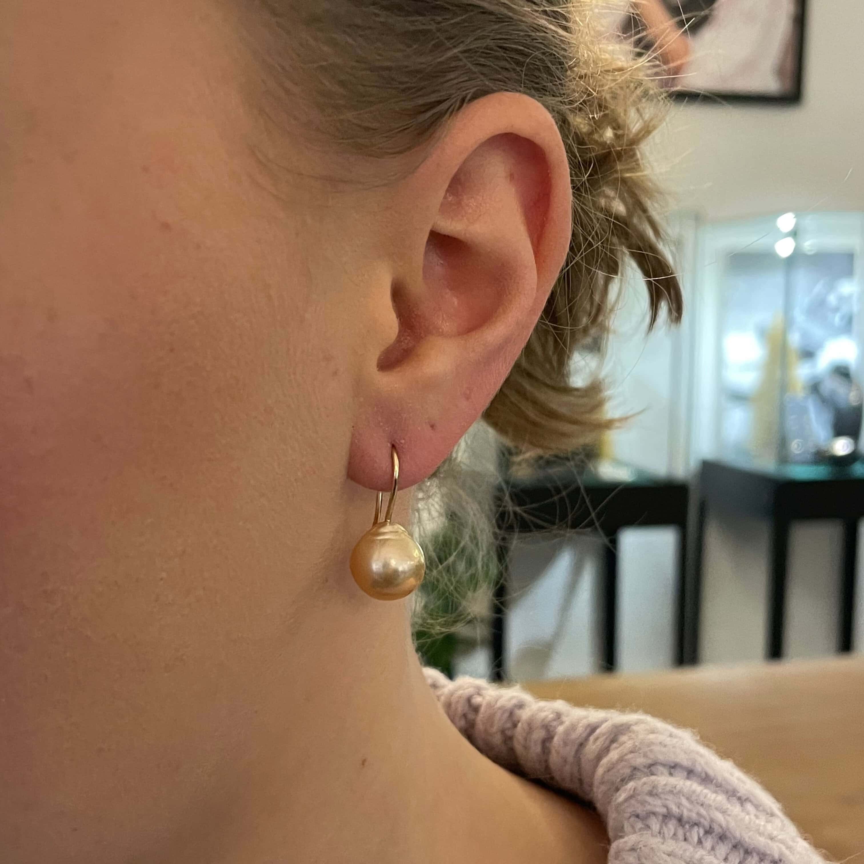 14 kt. guld ørekroge, med smukke dråbeformet lys rosa Ferskvands perler. Enkel og klassisk ørering der passer til alle lejligheder, perlen er varm rosa med små fine ujævnheder på perlen, det giver liv og ekstra glød.