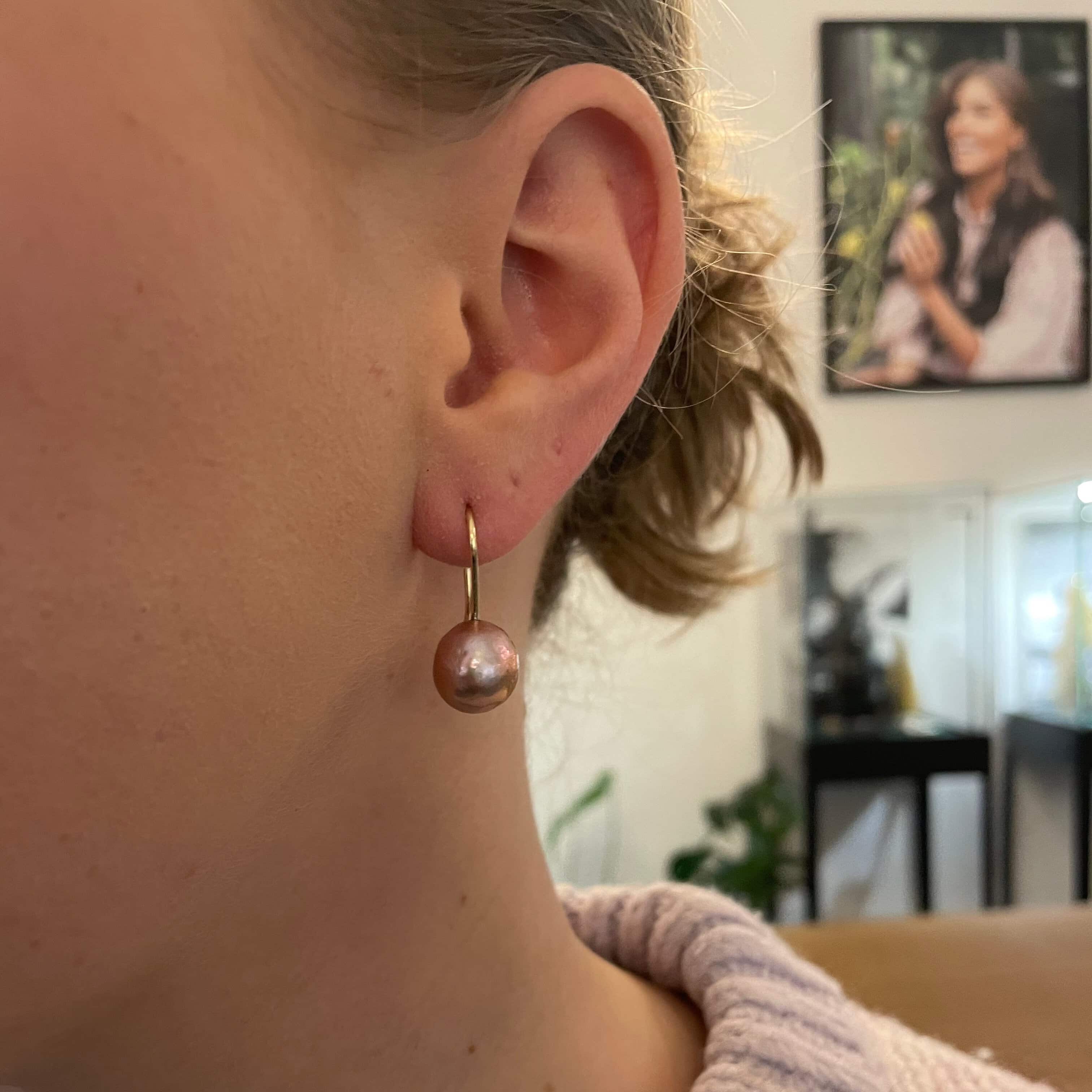 Gammel rosa - 14 kt. guld ørekroge, med smukke dråbeformet rosa Ferskvands perler. Enkel og klassisk ørering der passer til alle lejligheder, perlen er varm rosa med små fine ujævnheder på perlen, det giver liv og ekstra glød.