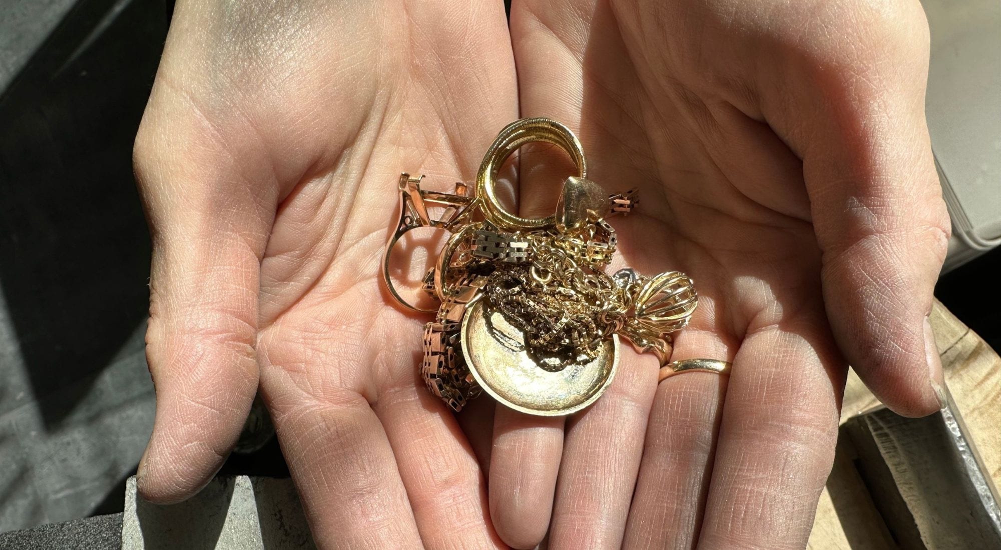 Smykker samlet i hænderne klar til omsmeltning af guld og smykker