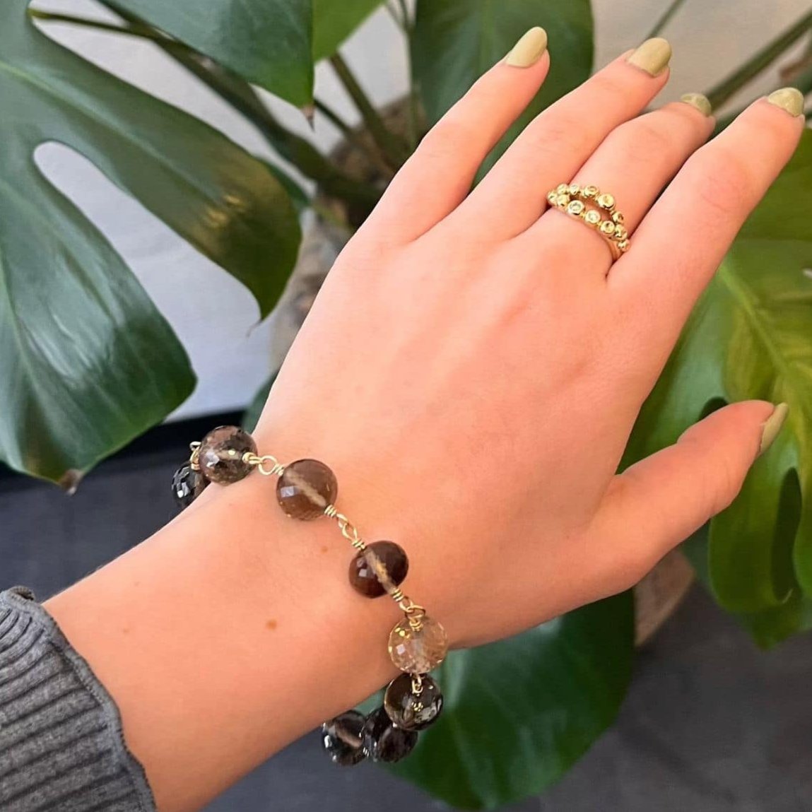 Moderne quarts armbånd med håndlavede detaljer i 14 karat guld