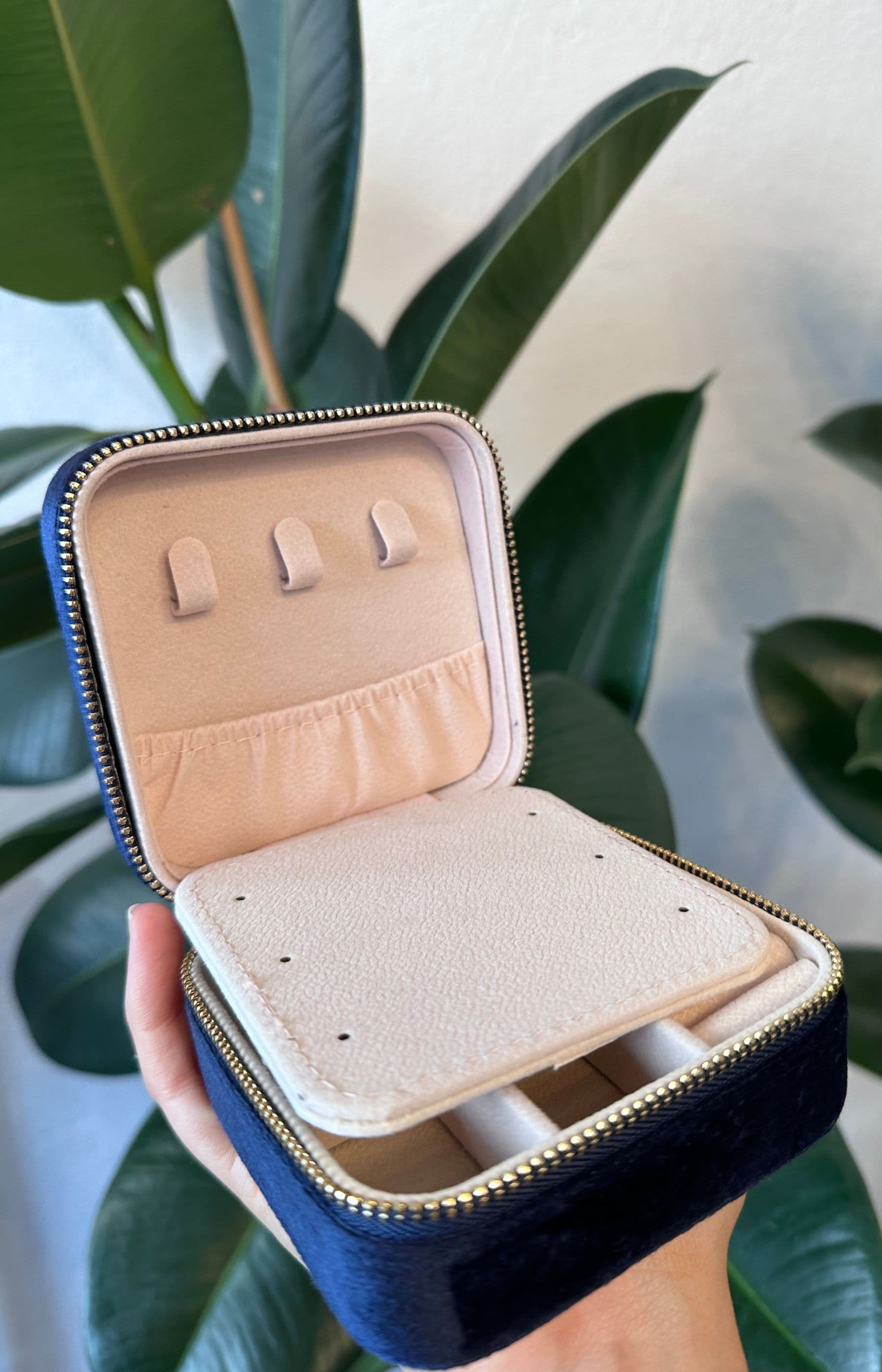 Blåt smykkeskrin i velour med praktisk opdeling til store og små smykker