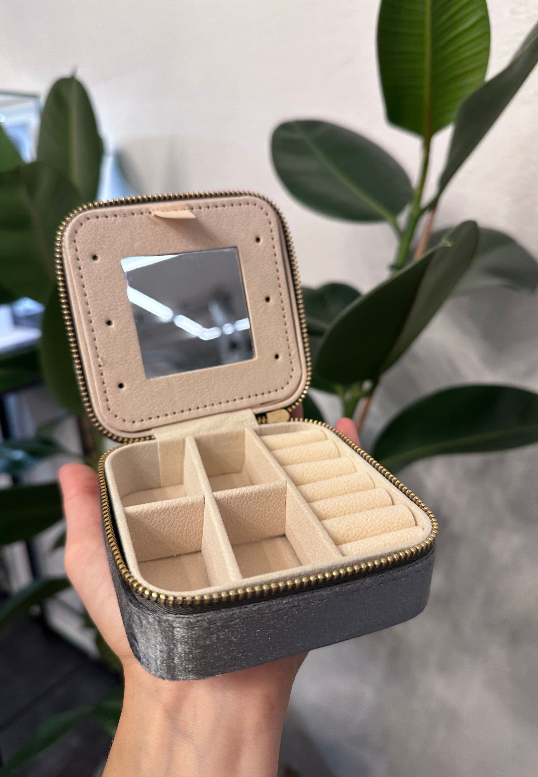 Gråt rejse smykkeskrin med spejl og opdelte rum til smykker