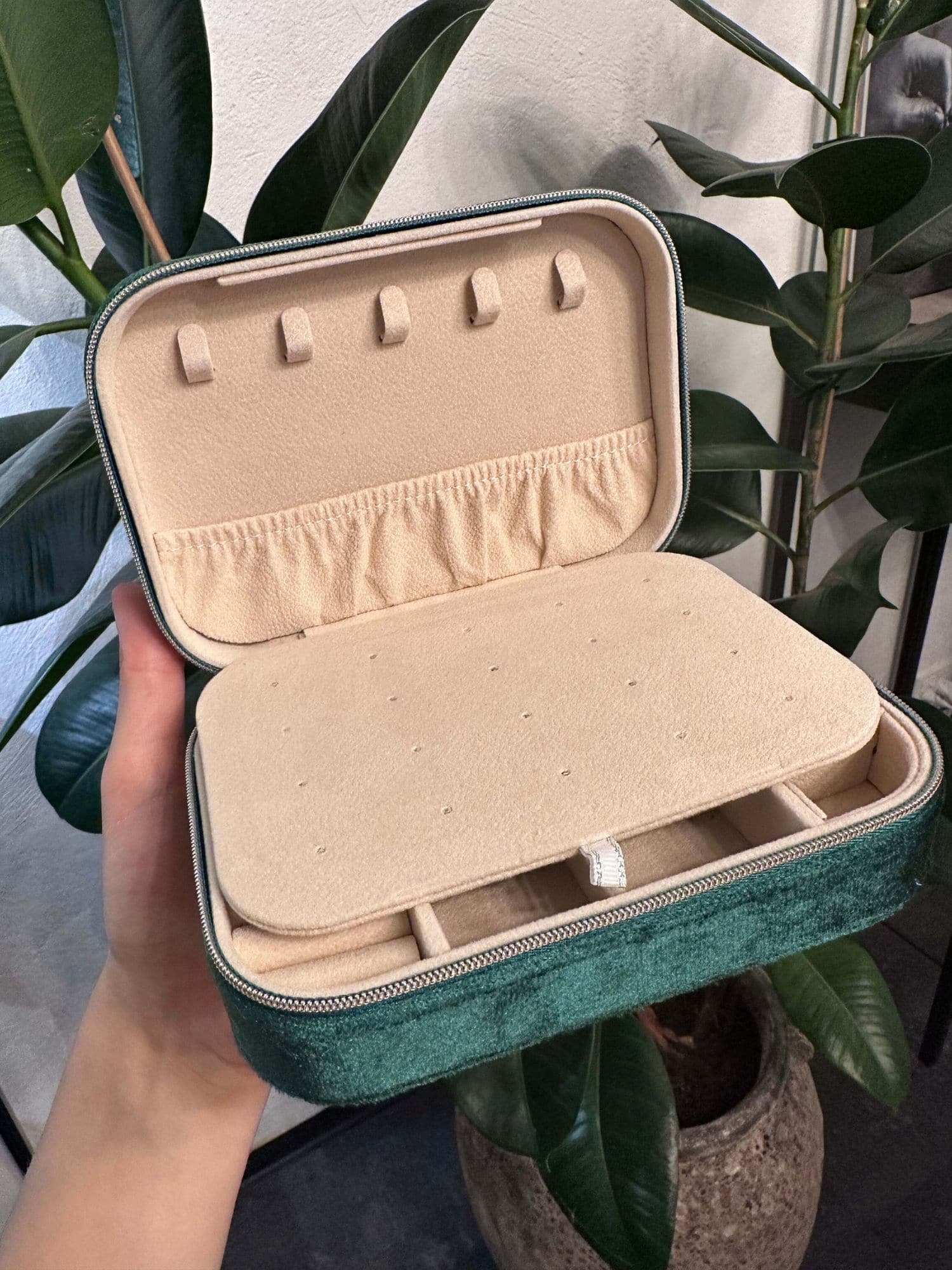 Smykkeskrin i grøn velour med plads til både større og mindre smykker