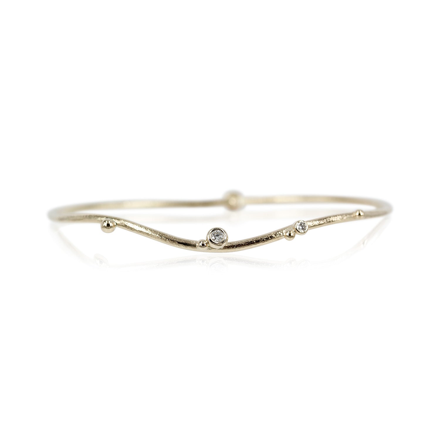 3, 100 % HÄndsmedet armring, armringen er skabt i rund guldtrÄd med de fineste guldkugler og brillanter. De fine guldkugler danser hen over den bÞlgende facon pÄ armringen, det gÞr designet fyldigt og elegant. Armringen er hÄndsmedet og falder derfor for altid lidt forskelligt ud, den kan bestilles med og uden brillanter.