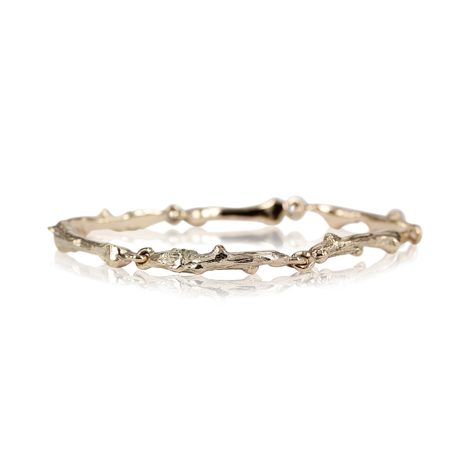 Nature - Den smukke natur omgiver os hver dag – den er lige for vores øjne, smuk unik og helt fantastisk. Armbåndet er massiv og der er mulighed for at isætte præcis de brillanter du ønsker - kontakt vores værksted såfremt du har specielle ønsker.