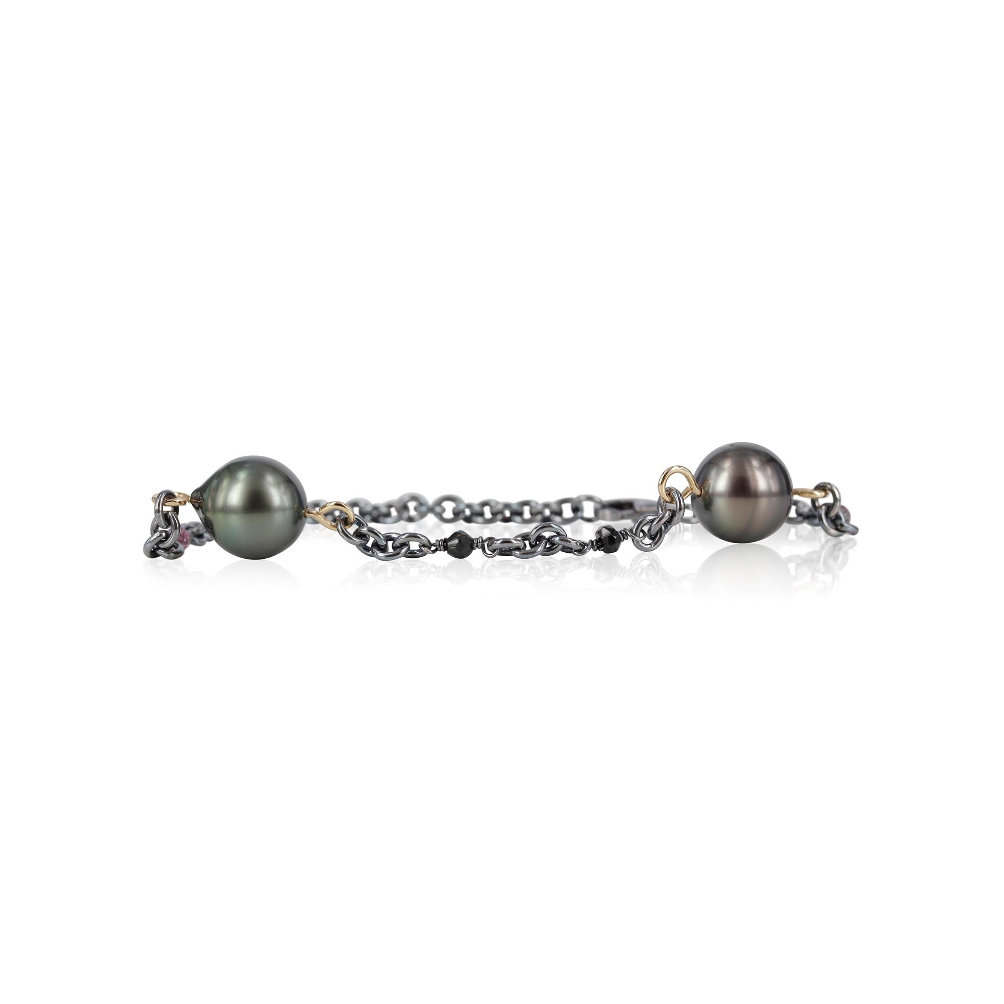 Unikt sølvarmbånd med smukke tahiti perler, samt smukke lilla turmalin og facetteret spinel.