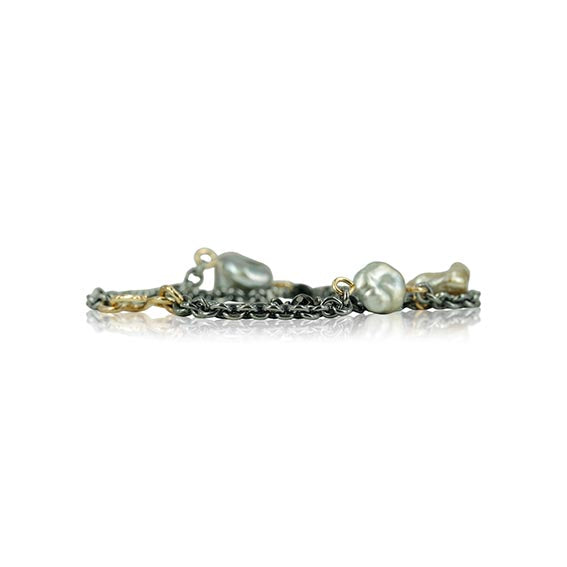 Perle armbånd med keshi ferskvandsperler. De skønneste Tahiti keshi perler i mixet nuancer giver armbåndet et tvist af råt og feminint sammen med det oxyderet sølv, og det elegante guld. Her er et armbånd der har alle de rigtige ingredienser for at matche dit klædeskab.