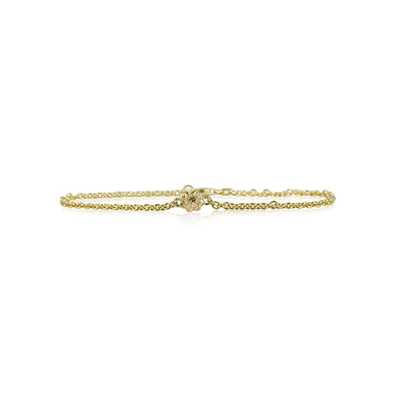 Smukt guldarmbånd med fin lotus blomst. Den fine blomst symboliserer renhed og giver styrke og håb til den som bærer den . Den grønne farve på diamanten 0,02 ct. er ligeledes håbets farve.