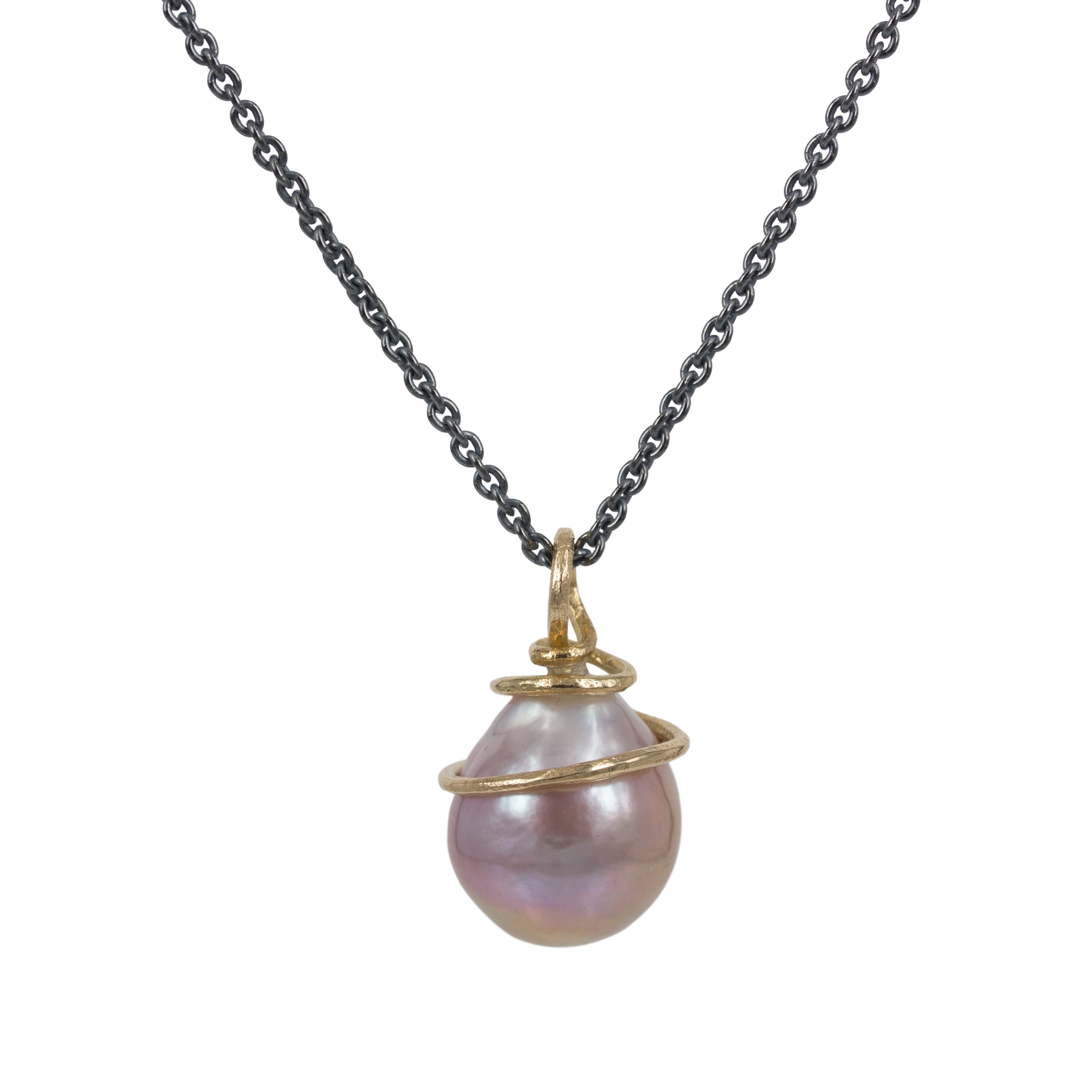 Infinity -14 kt. Guld vedhæng med rosa ferskvandsperle Unik rosa ferskvandsperle, med 14 kt. guld top, der snor sig elegant omkring perlen.