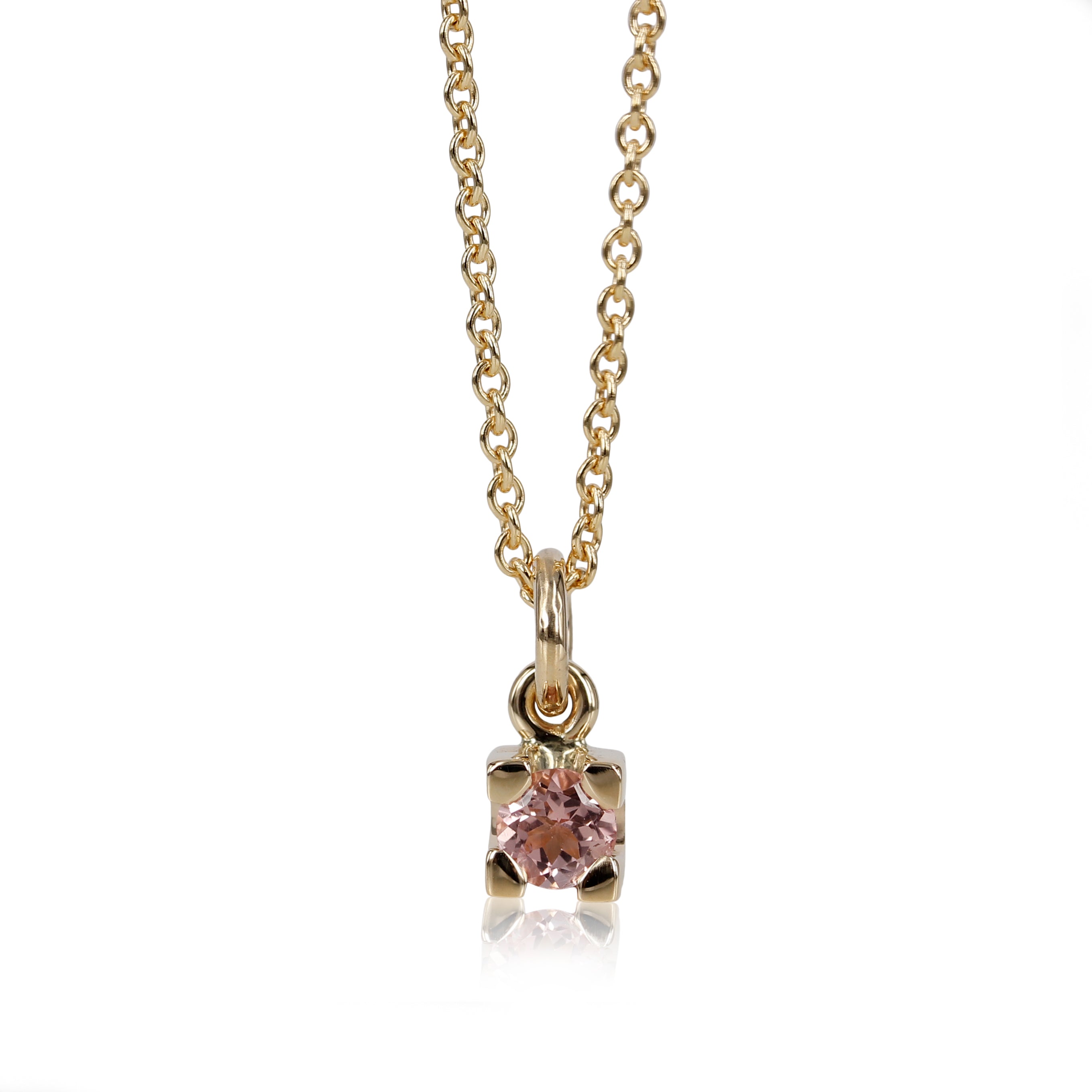 4. Det klassiske vedhæng, her med smuk pink turmalin. Her får den champagnefarvet Diamant lov til at tage fokus og skinner så smukt i en 14kt fatning. Turmalin sart rosa 0,40 ct - 4,5 mm Enkel, smuk og elegant.