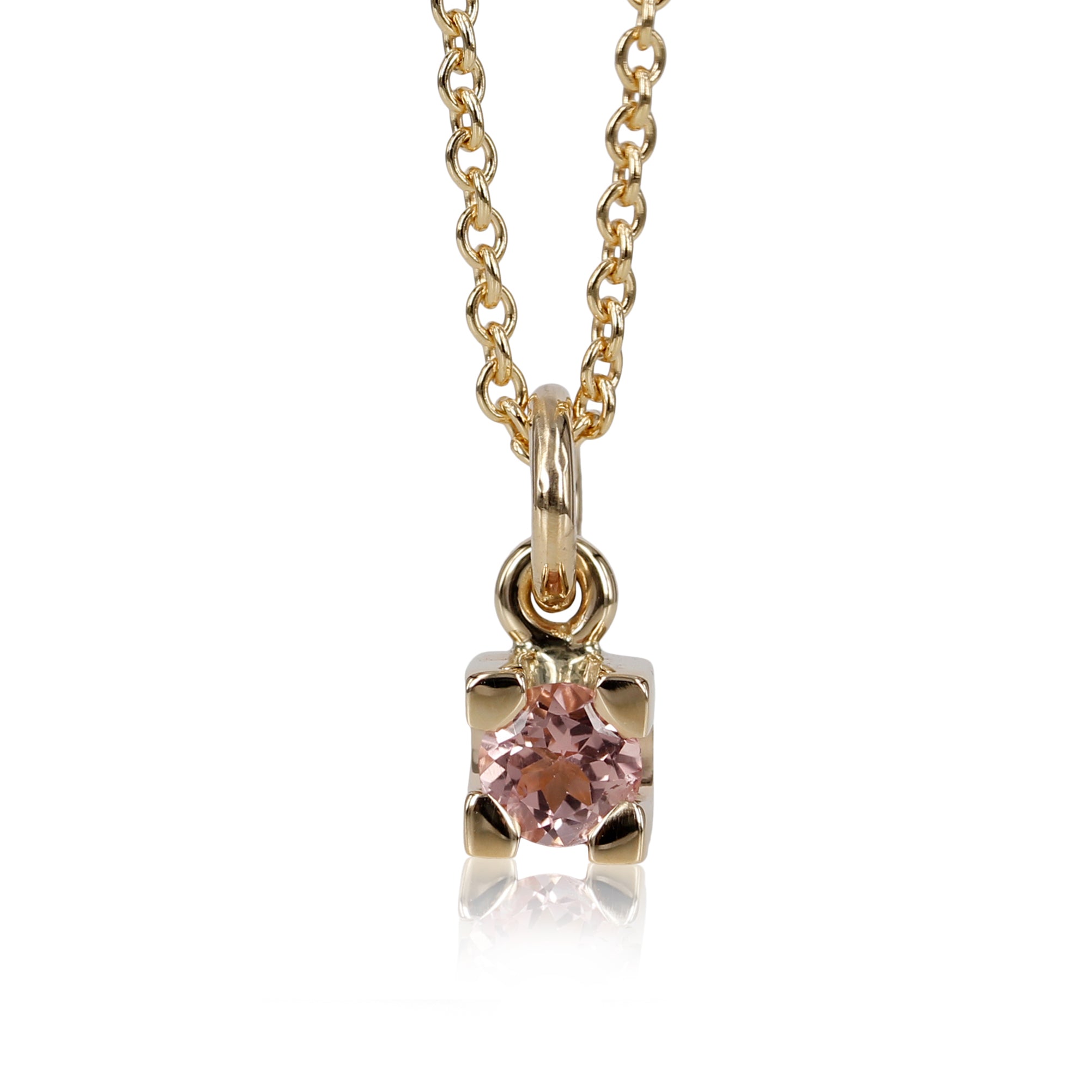 Det klassiske vedhæng, her med smuk pink turmalin. Her får den champagnefarvet Diamant lov til at tage fokus og skinner så smukt i en 14kt fatning. Turmalin sart rosa 0,40 ct - 4,5 mm Enkel, smuk og elegant.