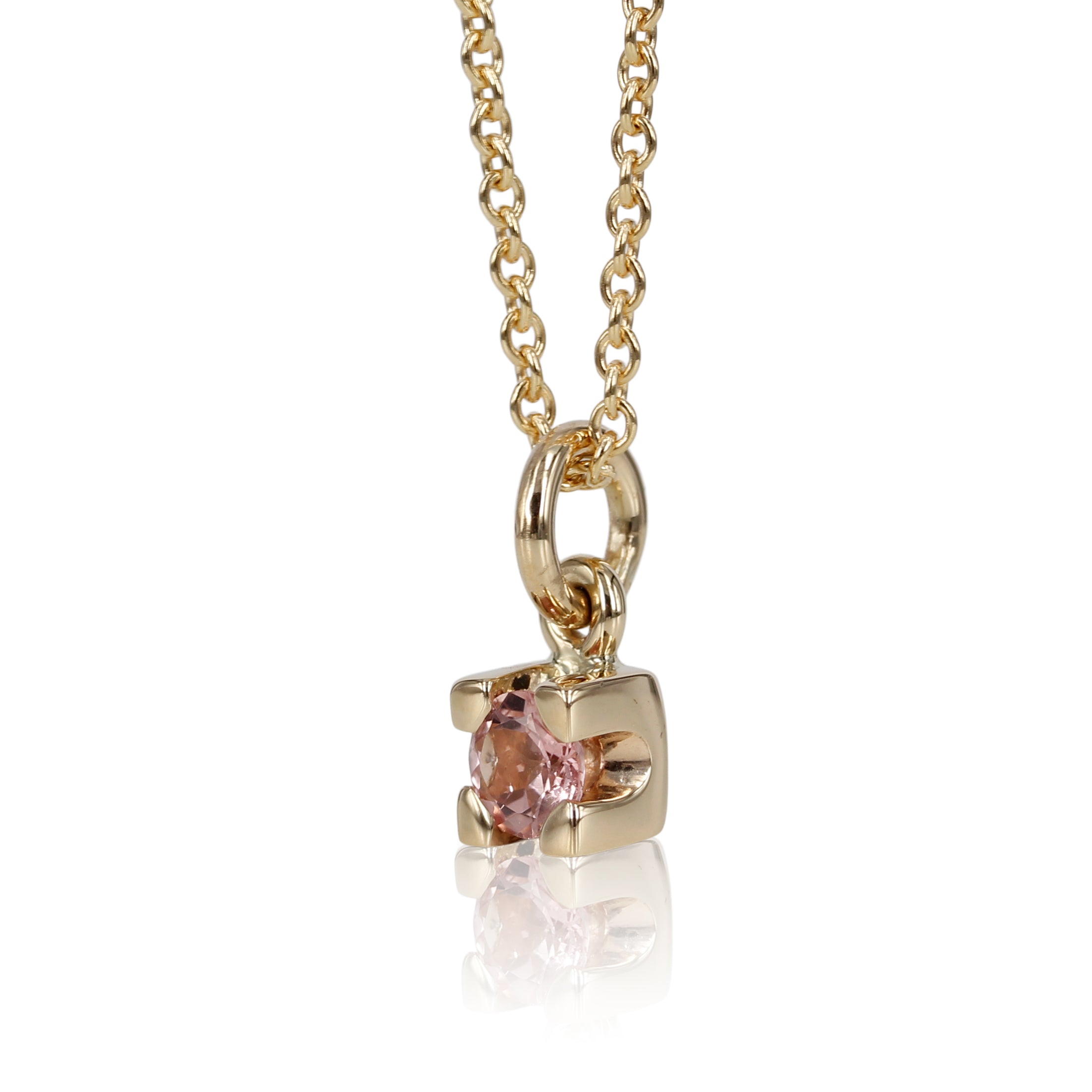 3. Det klassiske vedhæng, her med smuk pink turmalin. Her får den champagnefarvet Diamant lov til at tage fokus og skinner så smukt i en 14kt fatning. Turmalin sart rosa 0,40 ct - 4,5 mm Enkel, smuk og elegant.