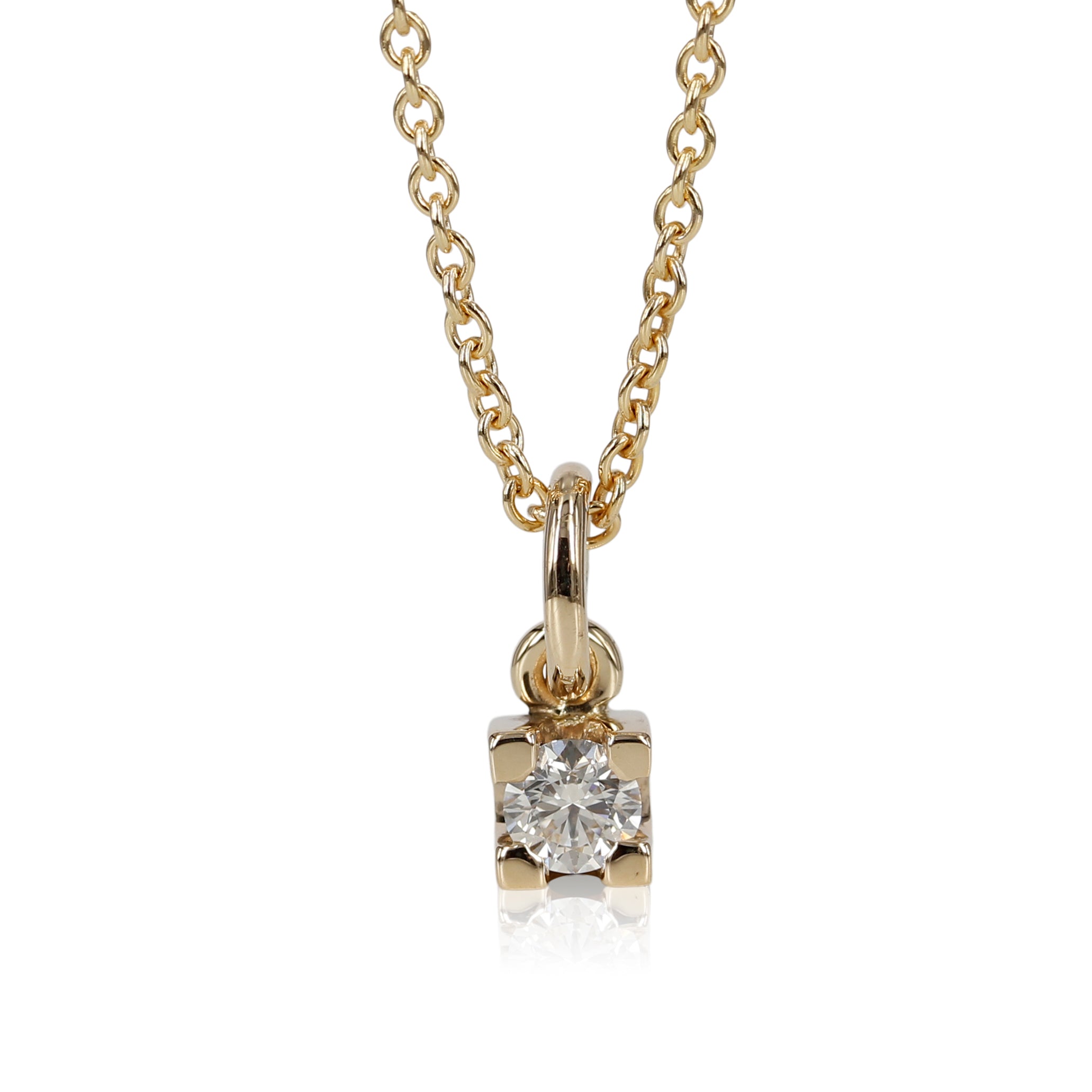 Det klassiske diamantvedhæng, i nye klæder. Her får Diamanten lov til at tage fokus og skinner så smukt i en 14kt fatning. Diamanten er 0,35Ct kvalitet River/Vs2 Enkel, smuk og elegant.