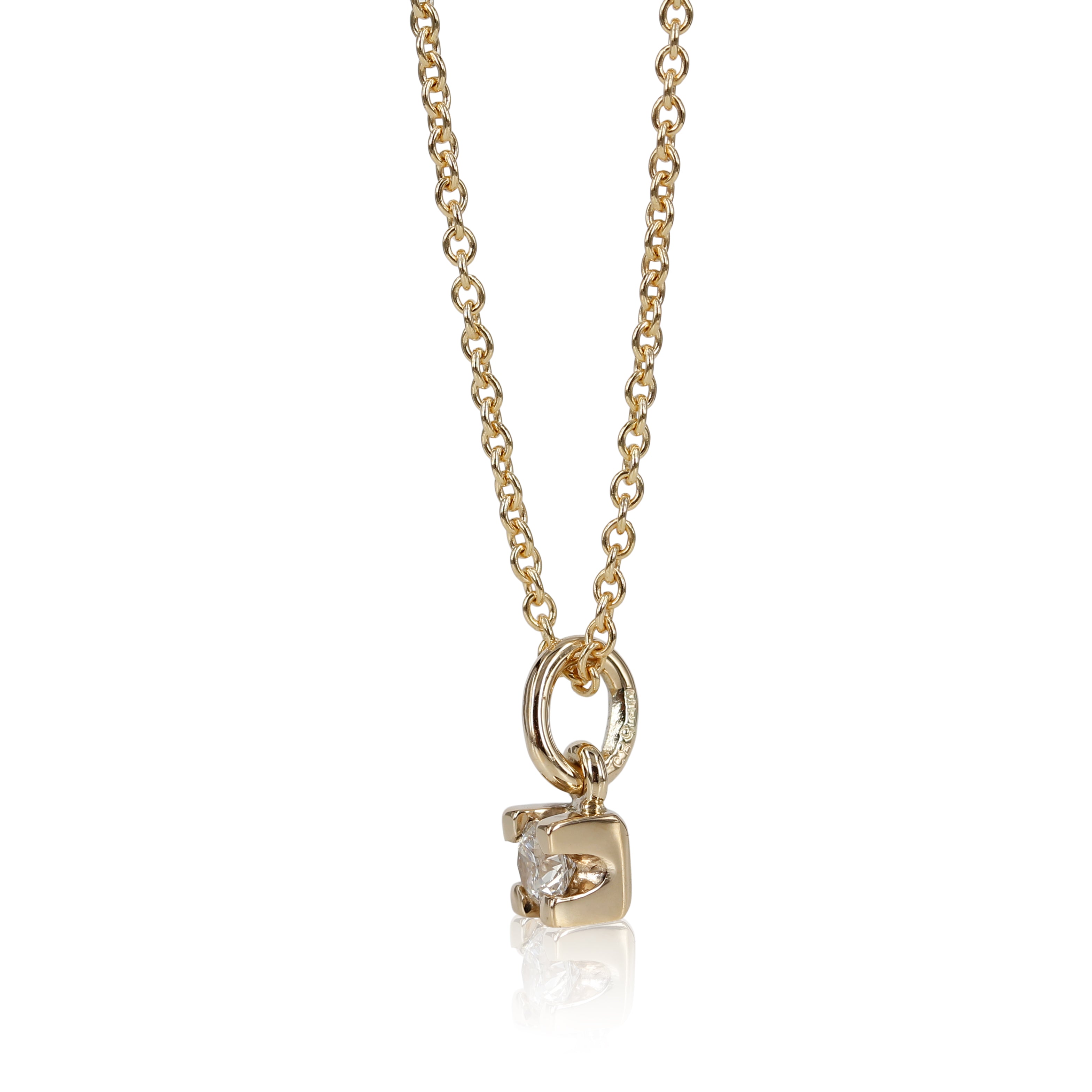 Det klassiske diamantvedhæng, i nye klæder. Her får Diamanten lov til at tage fokus og skinner så smukt i en 14kt fatning. Diamanten er 0,35Ct kvalitet River/Vs2 Enkel, smuk og elegant.