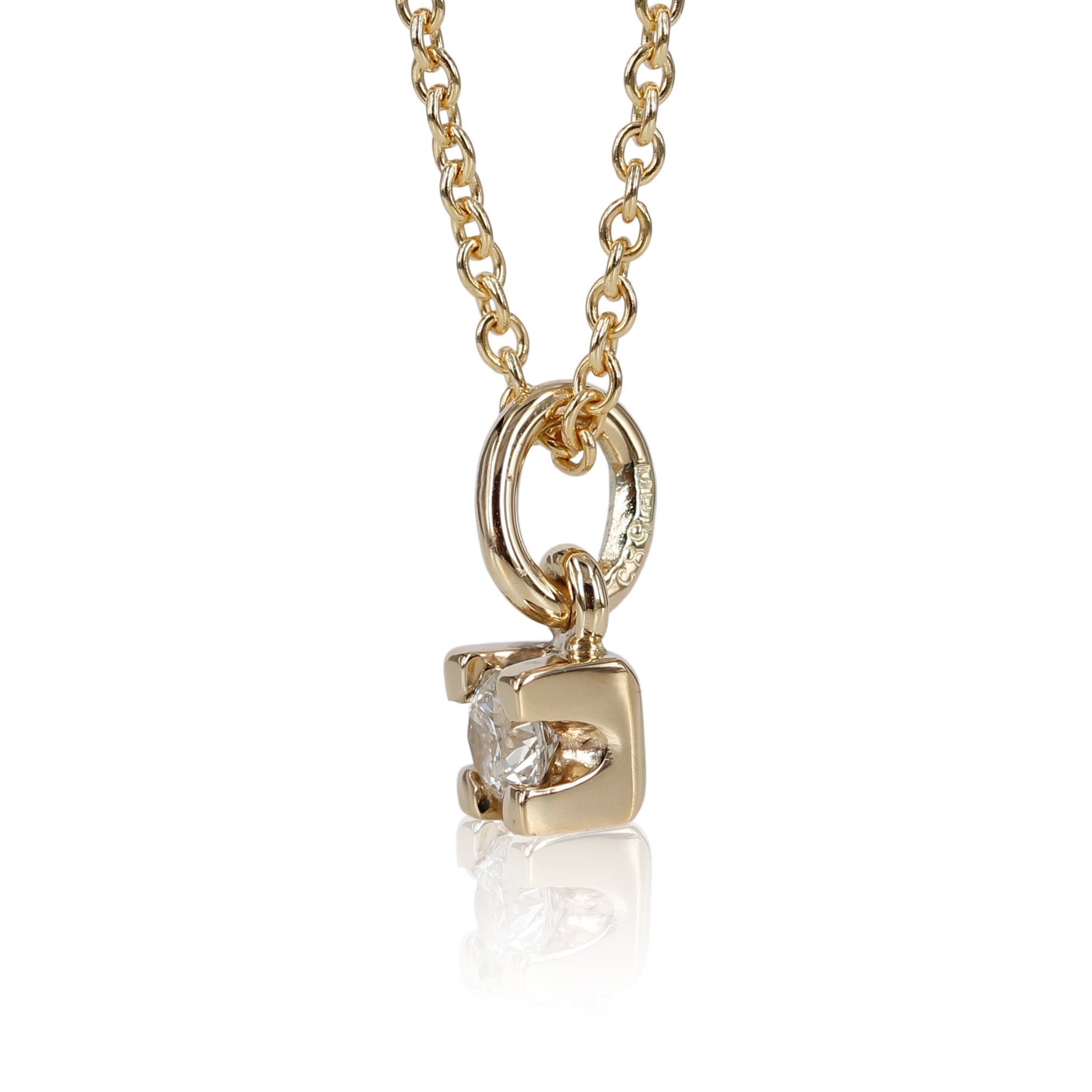 Det klassiske diamantvedhæng, i nye klæder. Her får Diamanten lov til at tage fokus og skinner så smukt i en 14kt fatning. Diamanten er 0,35Ct kvalitet River/Vs2 Enkel, smuk og elegant.