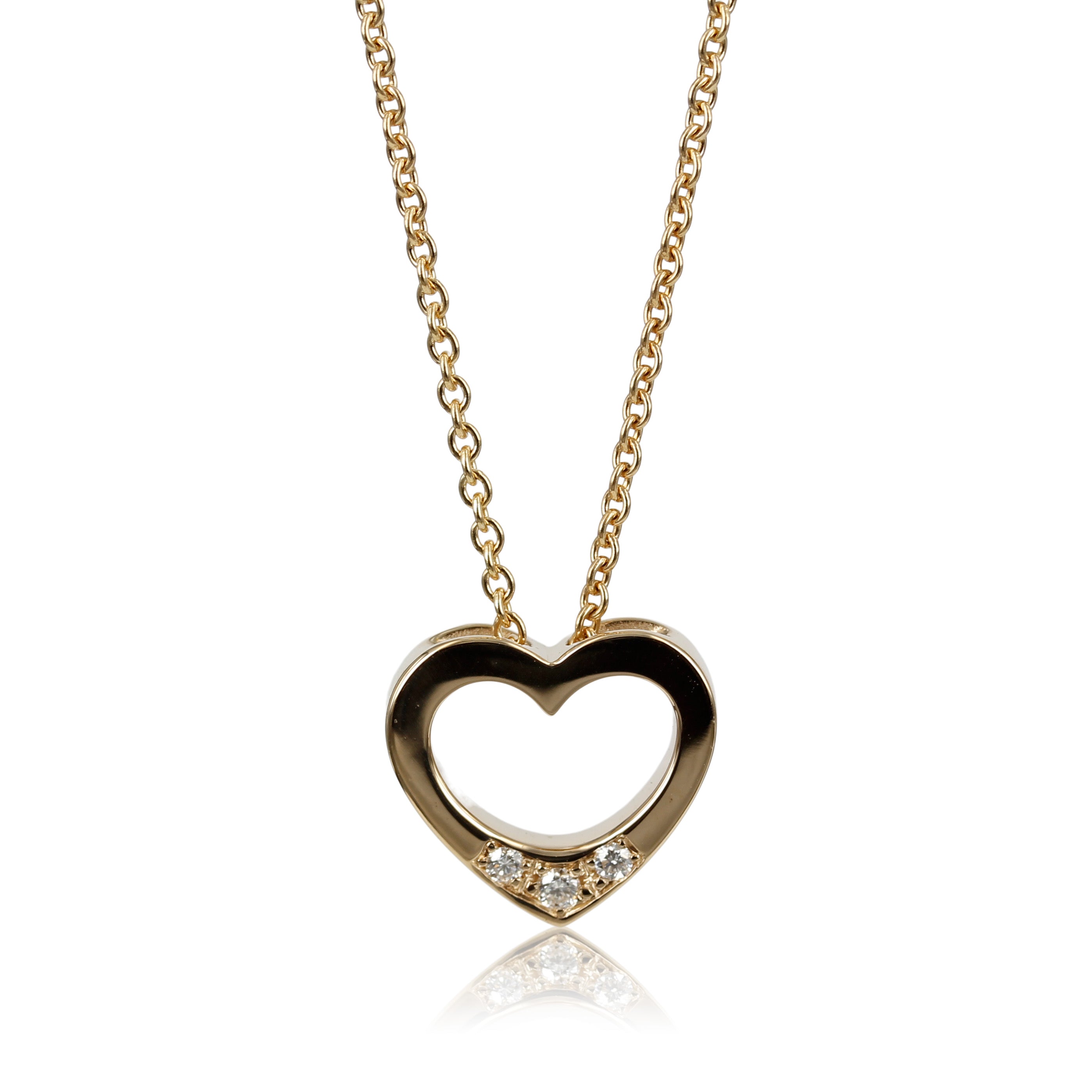 3 x diam. Love - Kærligheds hjerte med diamanter Smukt diamant hjerte, fyldt med de skønneste diamanter, ialt fyldt med 0,23 ct brillant slebet diamanter i top kvalitet. Hjertet er et familie design og min far kaldte hjertet for - kærligheds hjerte, et smykke til en du har dit hjerte nært.