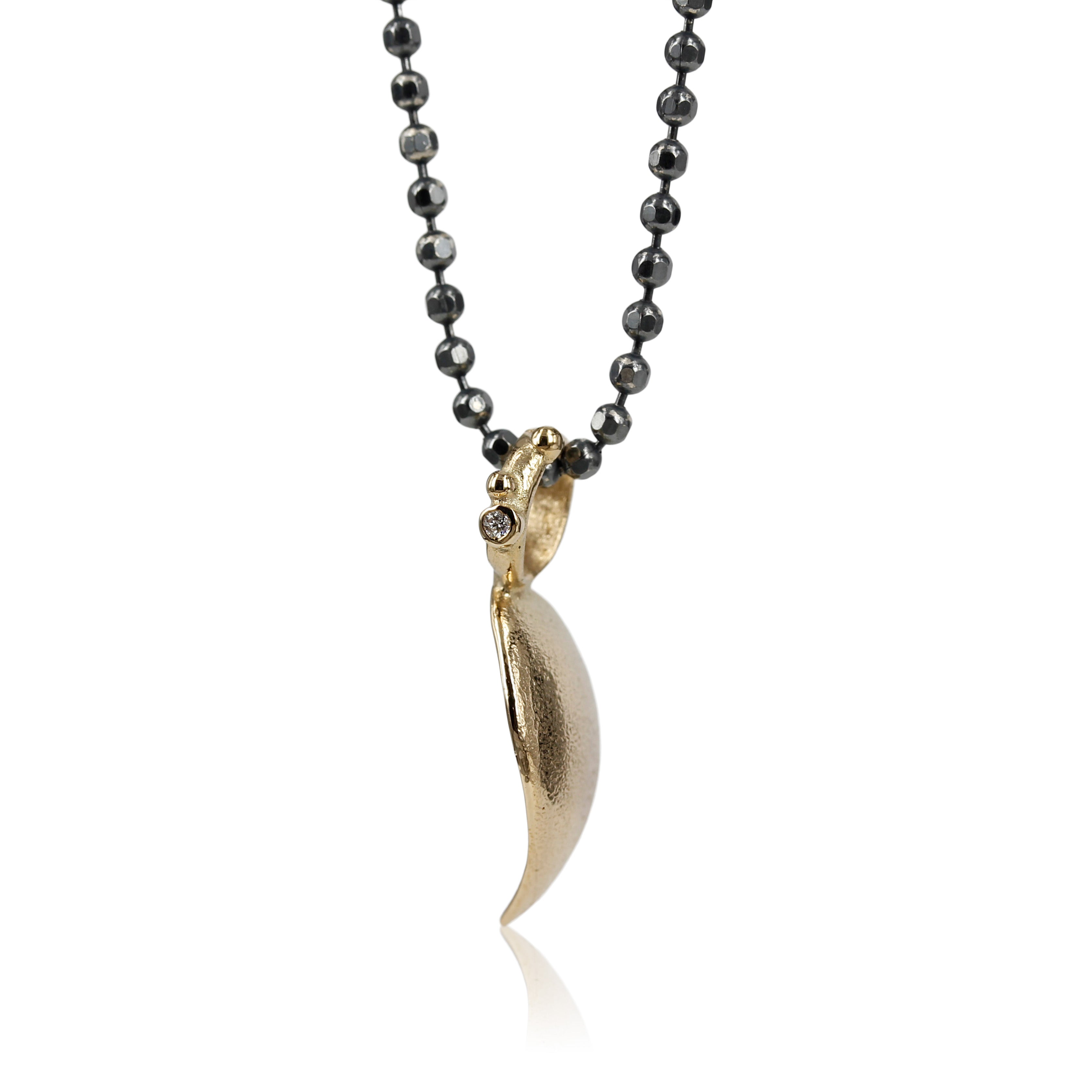 14 kt. blad uden perle - Nature - 14 kt. Guld vedhæng blad med diamant 14 kt. guld blad med 0,02 ct brillant, dette fine flad er perfekt sammen med dit perlevedhæng - det lægger sigt fint op til perlen og giver en ekstra fin detalje.