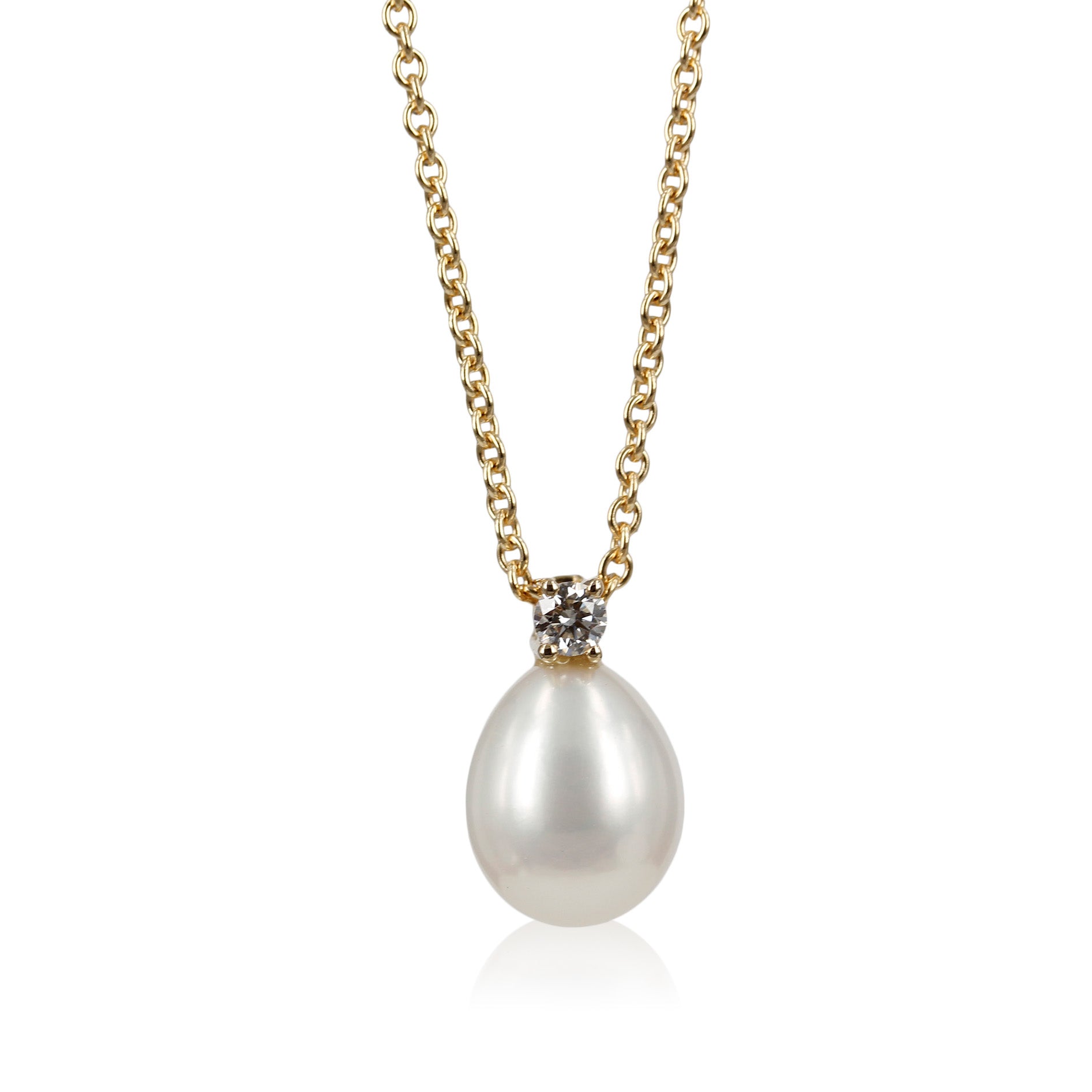 Perle vedhæng - 14 kt. Klassisk perle med diamant   Smukt Vedhæng med hvid ferskvandsperle og smuk brillant slebet diamant, du kan vælge vedhænget i flere størrelser.