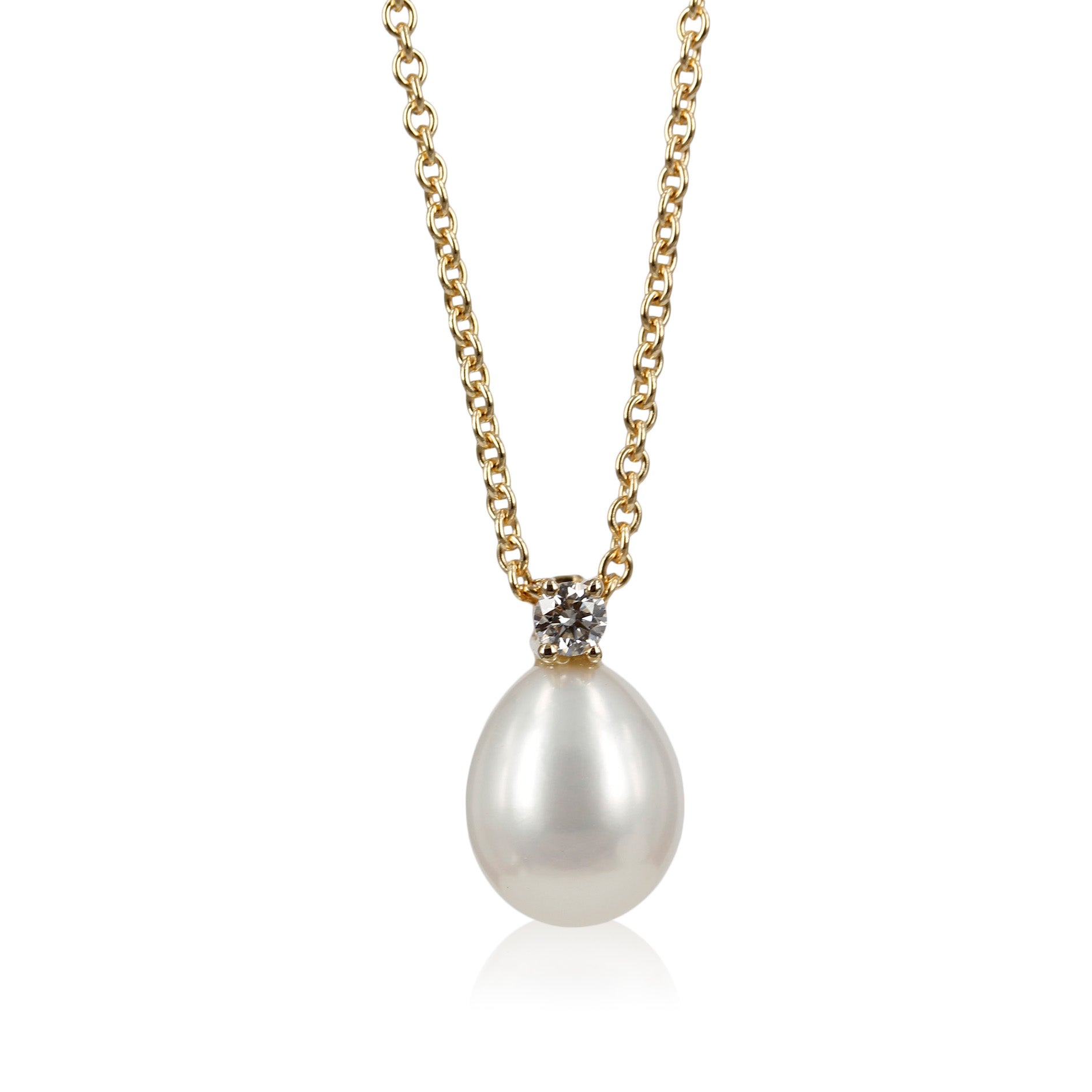 Perle vedhæng - 14 kt. Klassisk perle med diamant Smukt Vedhæng med hvid ferskvandsperle og smuk brillant slebet diamant, du kan vælge vedhænget i flere størrelser.