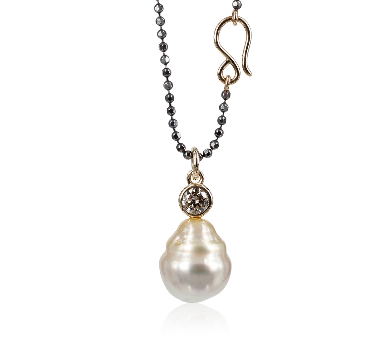 Bubbles - Perle vedhæng med South Sea perle & 0,50 ct champagne farvet brillant Den helt klassiske, enkel og elegant i udtrykket. Den smukke let barok South Sea perle gør smykket Elegant, dæmpet og roligt - et smykke der passer til alle livet festlige hverdage. Smykket er smukt både i lang og kort kæde.