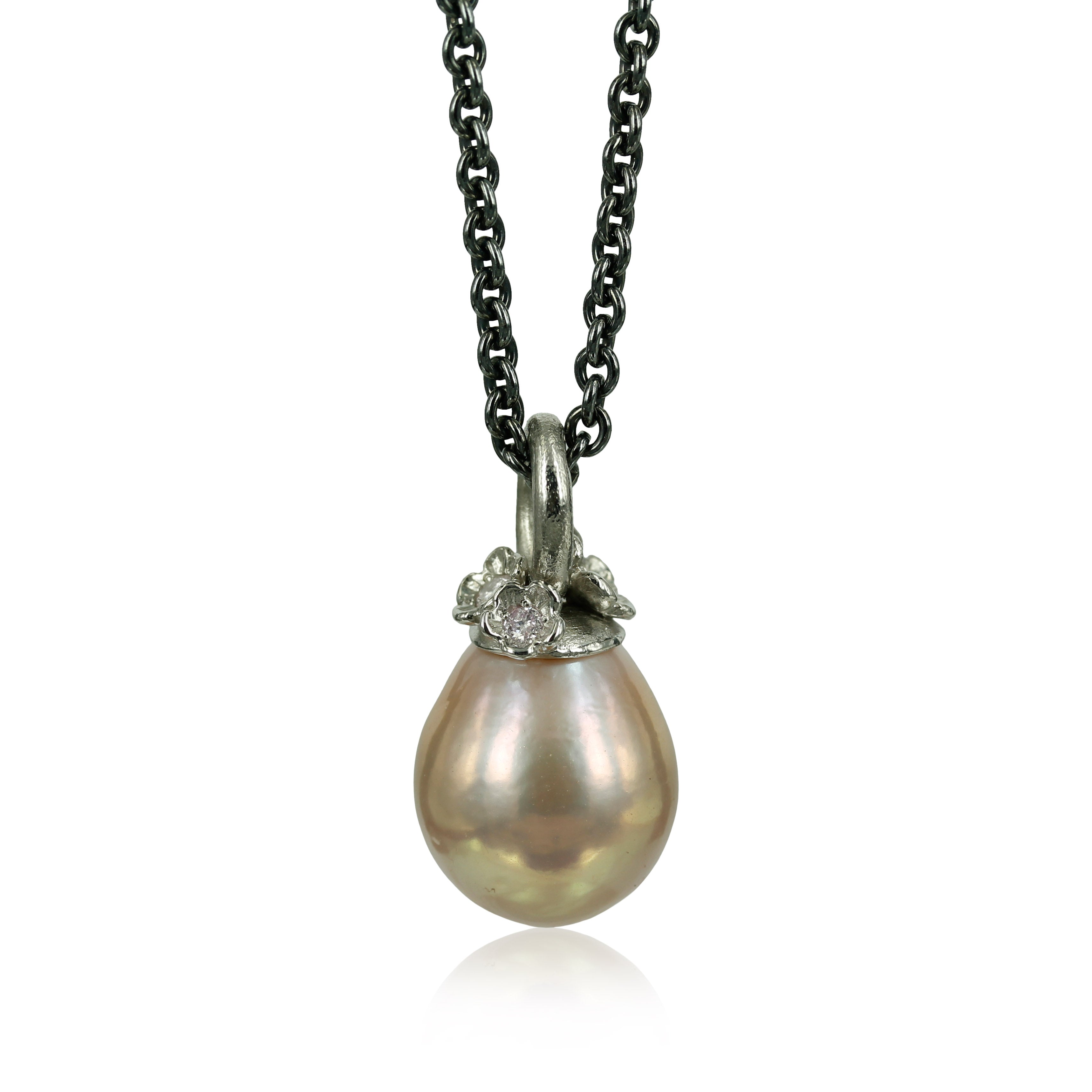 14 kt. Hvidguld vedhæng med Rosa ferskvandsperle & diamanter.