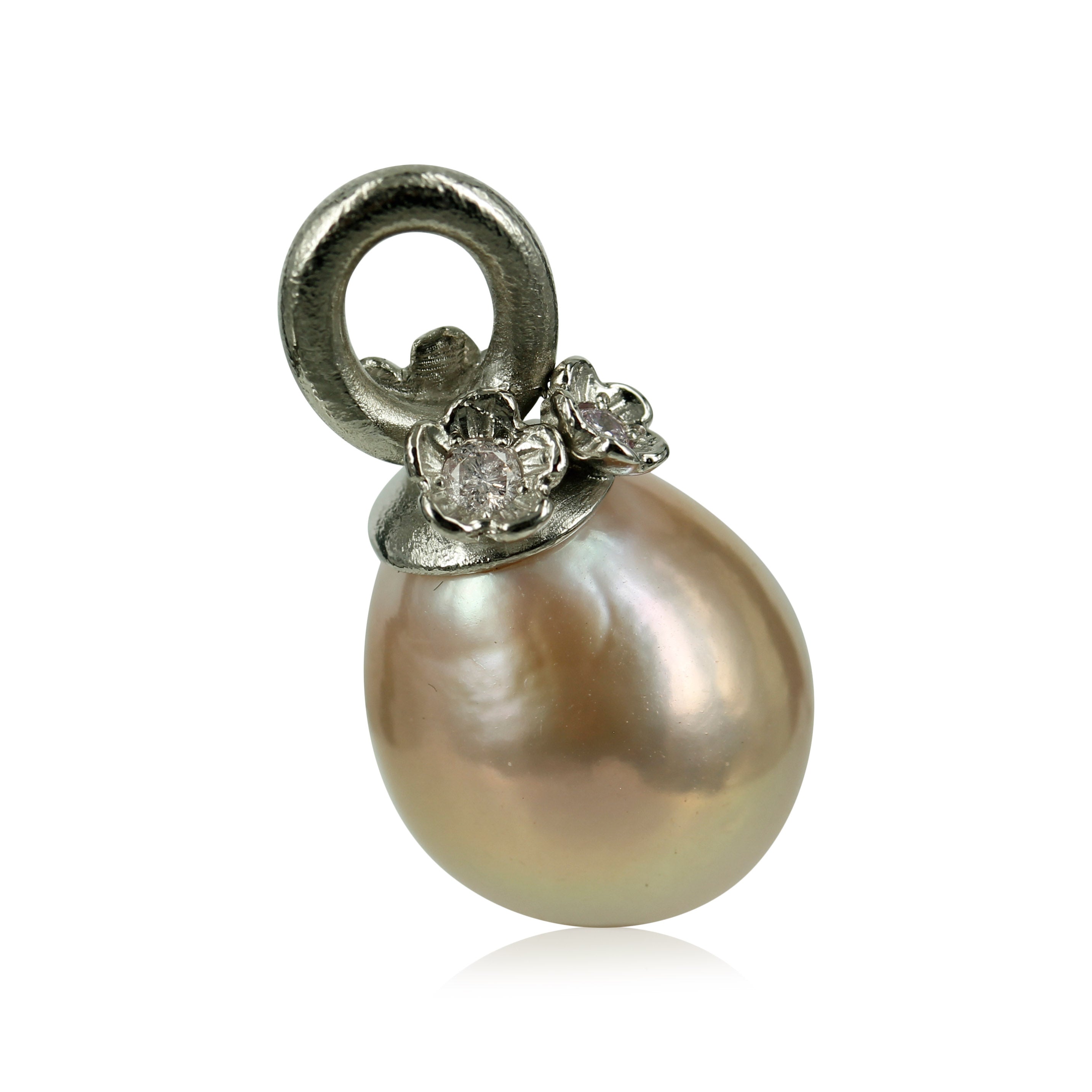 2. Fairytale - 14 kt. Hvidguld - Rosa perle & diamanter 14 kt. Hvidgulds perlevedhæng med let matteret overflade & de fineste sommer blomster, hver blomst gemmer på den fineste brillant. Den smukke dråbeformet perle har en ganske smuk og varm rosa farve.