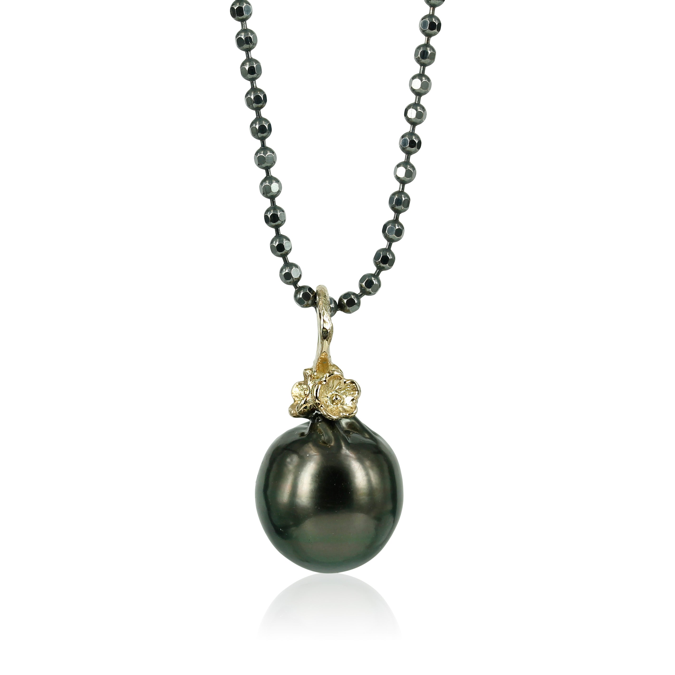 Perlevedhæng i 14 kt. guld og tahiti perle.  Smukke blomster omslutter perlen som en fin detalje.