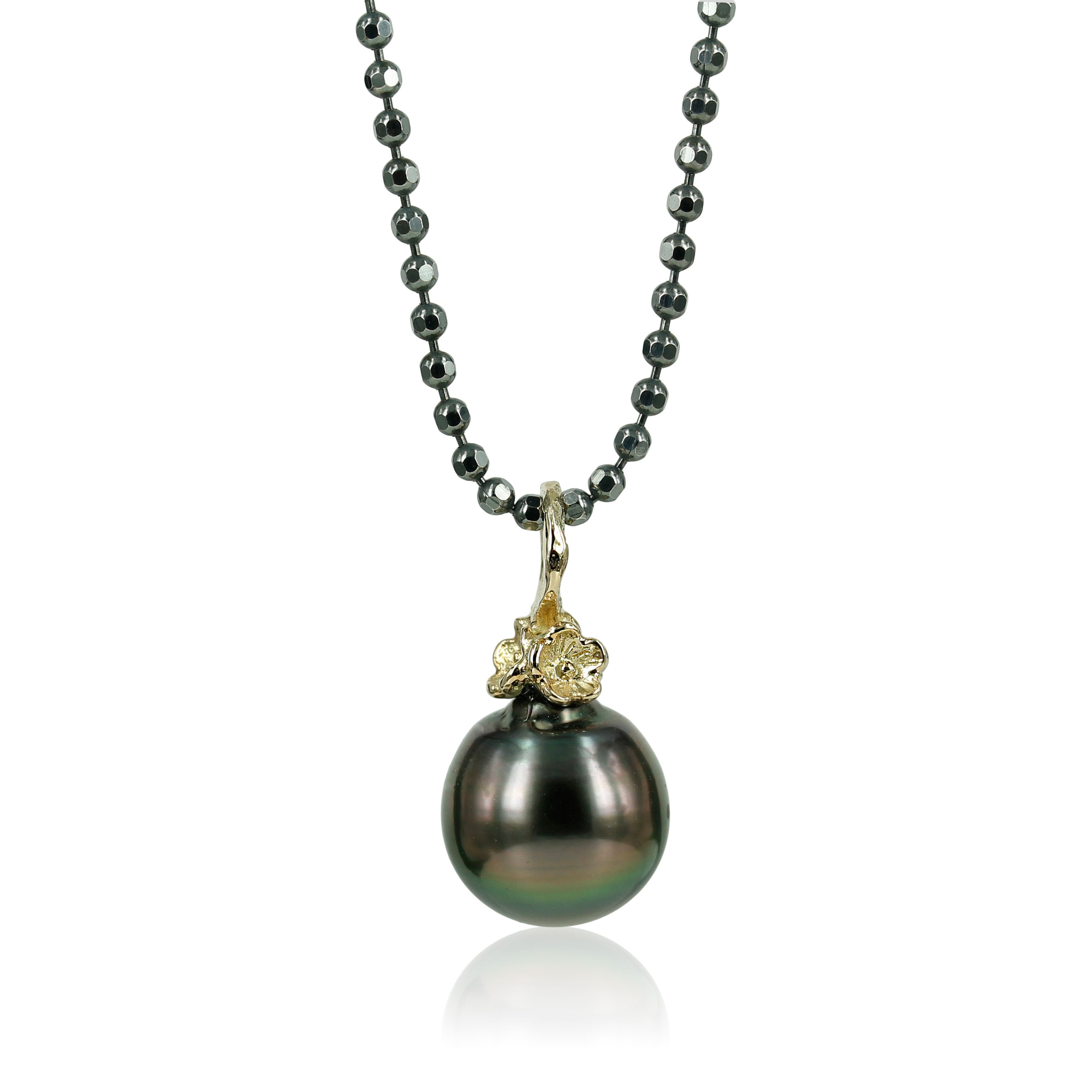 Fairytale  -14 kt. guld med Tahiti perle   Perlevedhæng i 14 kt. guld og smuk tahiti perle.  Smukke blomster omslutter perlen som en fin detalje..