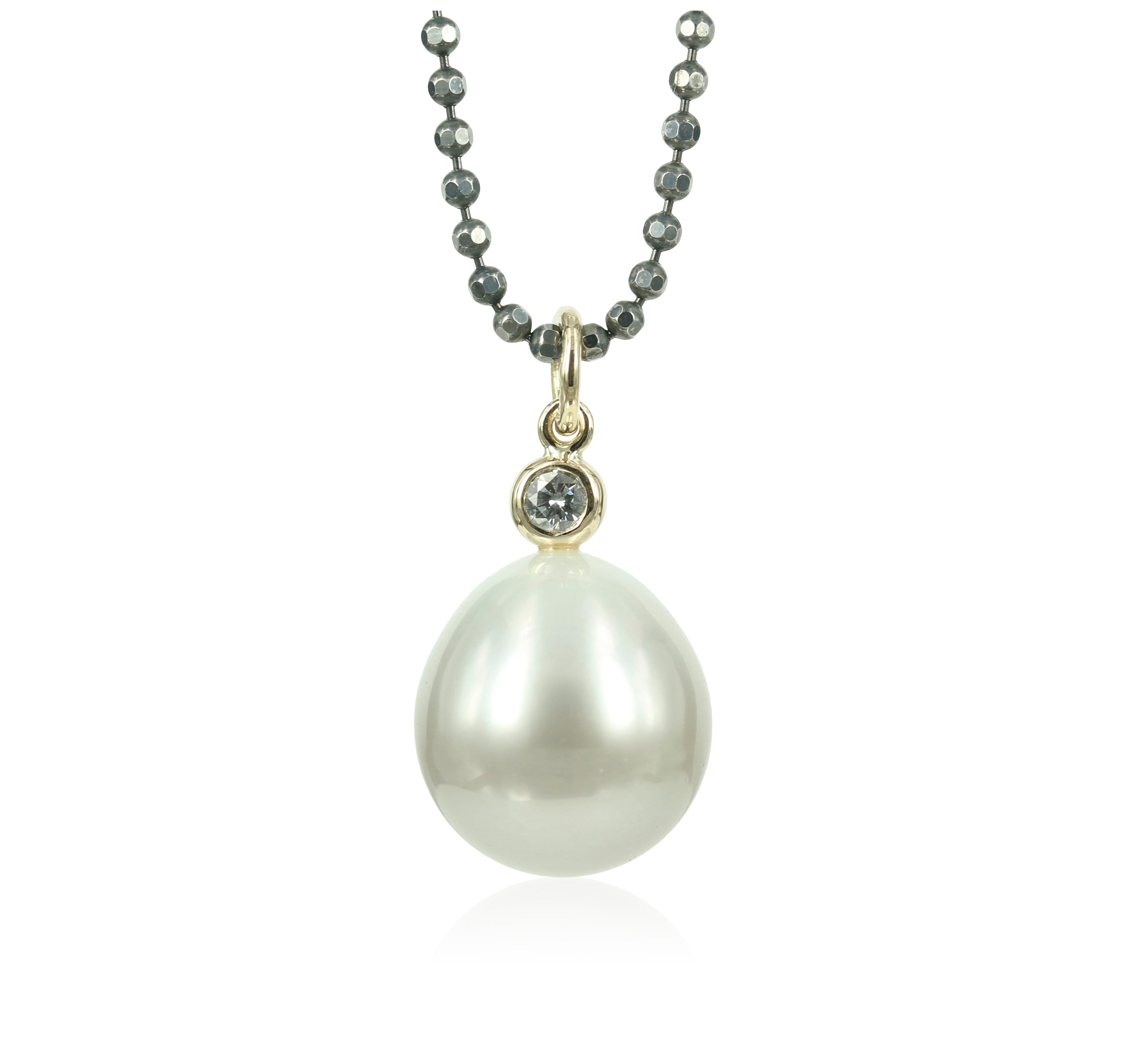 Bubbles - Vedhæng med Smuk South Sea perler & brillant  Så smuk så englene synger, den smukke og nærmest helt perfekte South Sea perle, sammen med den smukke brillant 0,10 ct tw vvs, gør at man har svært ved at flytte blikket fra dette 14 kt. guld vedhæng.