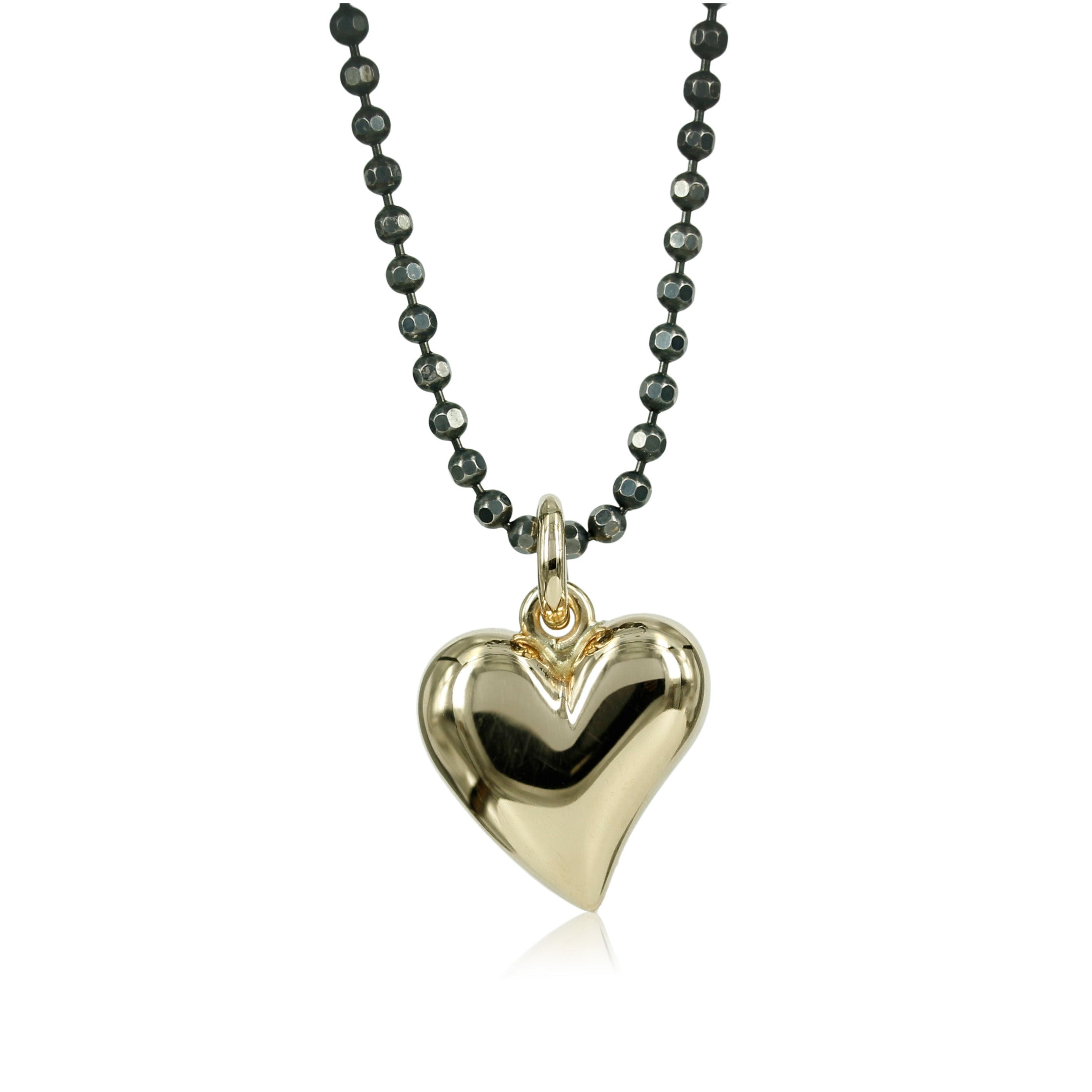 blank - Love - 14 kt. Guld Hjerte vedhæng Håndsmedet massivt guldhjerte, perfekt til både en kort kæde i oppe i halsen, eller en en smuk lang kæde. Kærlighed har ingen grænser, ingen krav, kærlighed er dyb respekt og hengivenhed. Et ægte kærligheds smykke. Massivt hjerte med et tvist.