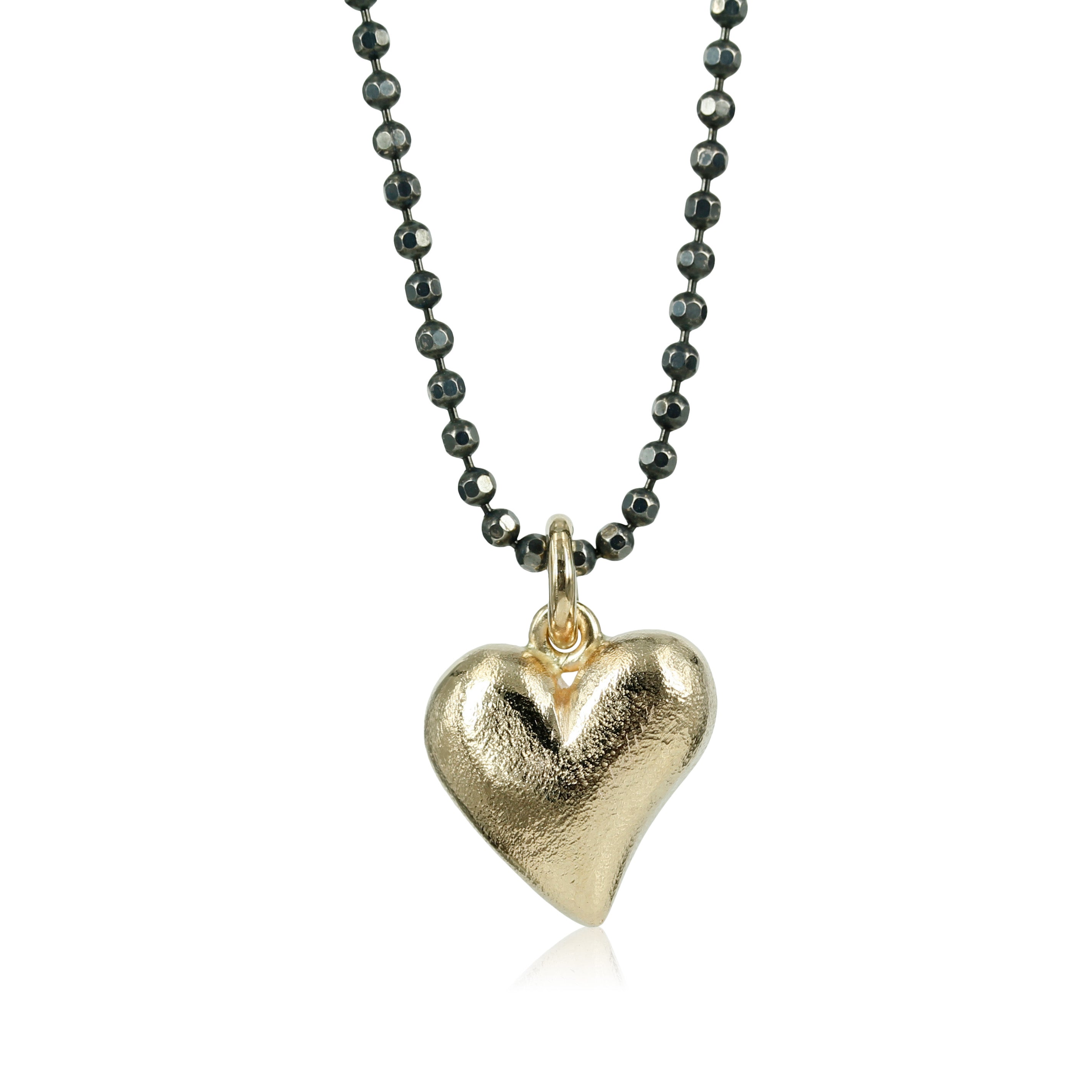 Love - 14 kt. Guld Hjerte vedhæng Håndsmedet massivt guldhjerte, perfekt til både en kort kæde i oppe i halsen, eller en en smuk lang kæde. Kærlighed har ingen grænser, ingen krav, kærlighed er dyb respekt og hengivenhed. Et ægte kærligheds smykke. Massivt hjerte med et tvist.