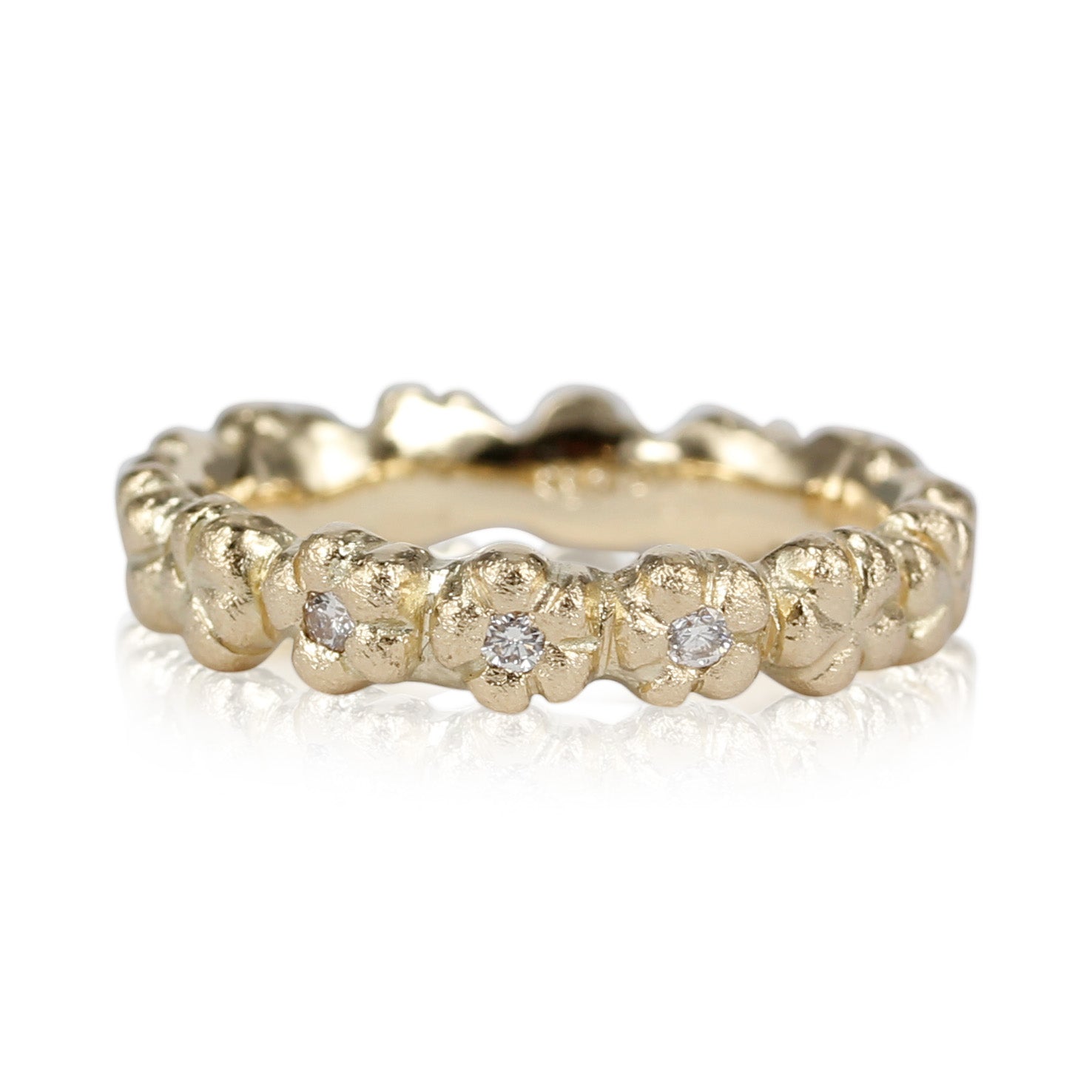 14 kt. guld ring med fine blomster, der er mulighed for at isætte præcis det antal brillanter der ønskes. Som en smuk sommerkrans af blomster der danser om din finger, smuk og elegant. Ringen er massiv og der er mulighed for at isætte præcis de brillanter i du ønsker.