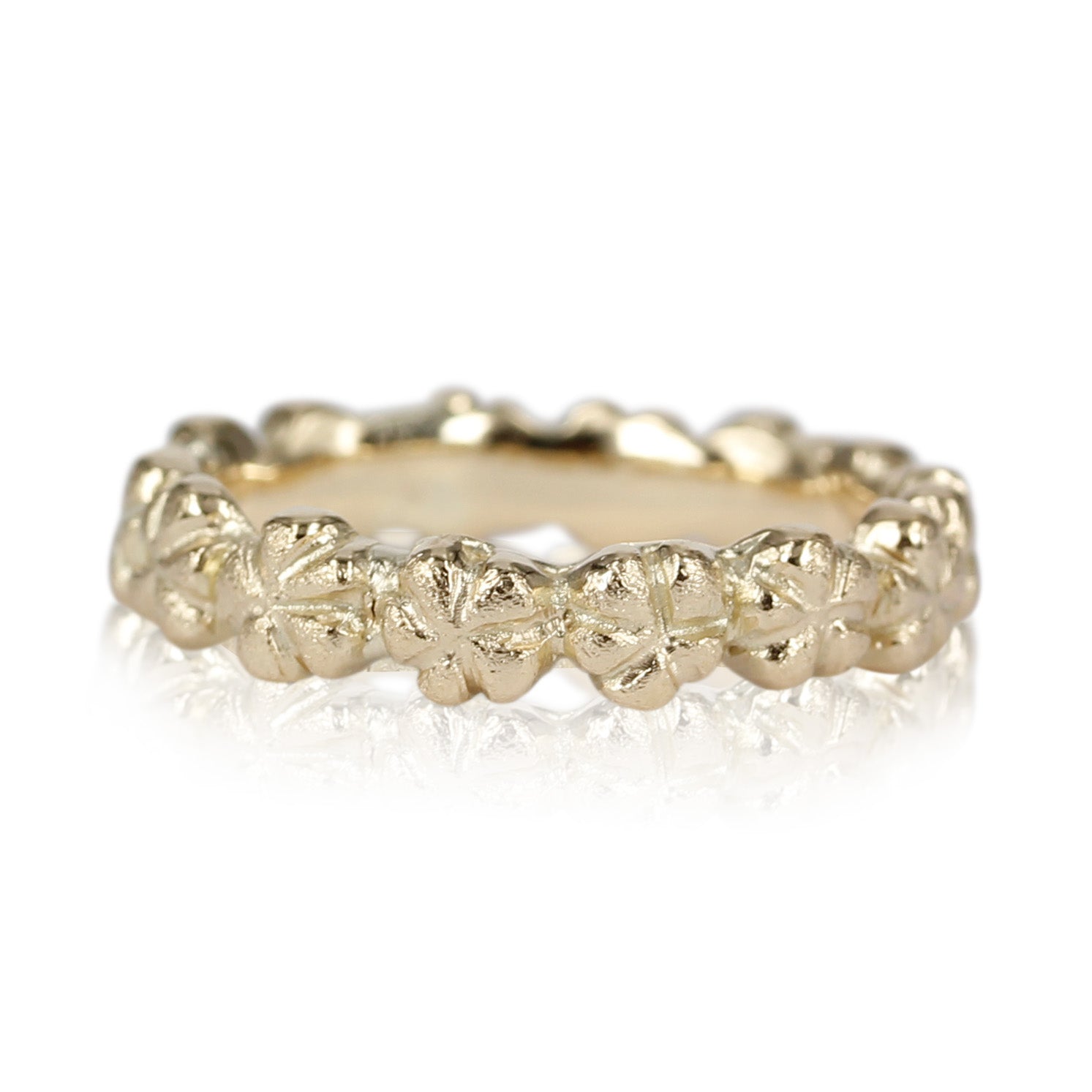 uden brill - 14 kt. guld ring med fine blomster, der er mulighed for at isætte præcis det antal brillanter der ønskes. Som en smuk sommerkrans af blomster der danser om din finger, smuk og elegant. Ringen er massiv og der er mulighed for at isætte præcis de brillanter i du ønsker.