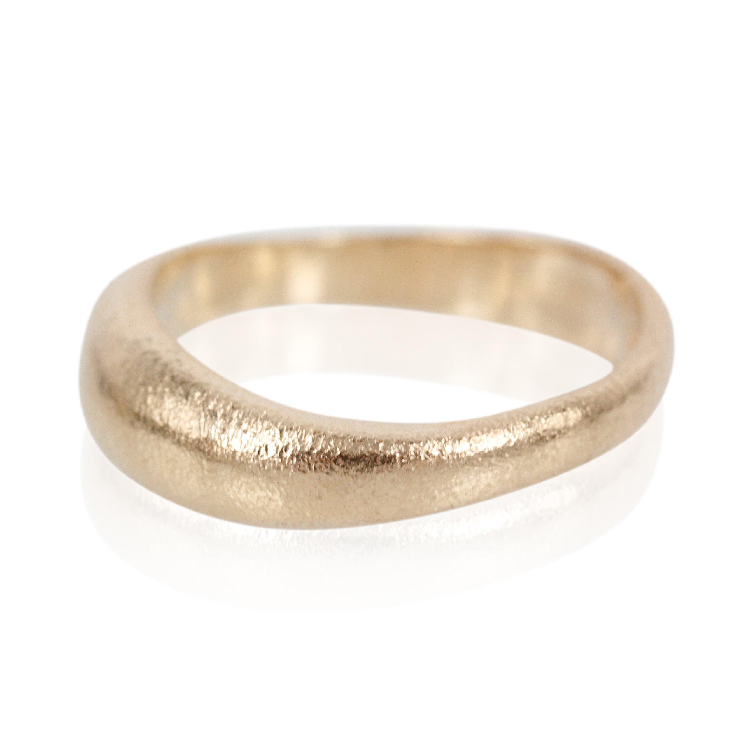 3, Smuk organisk ring, men helt bløde former og smukke hvælvinger, der kan isættes diamanter i ringen efter ønske