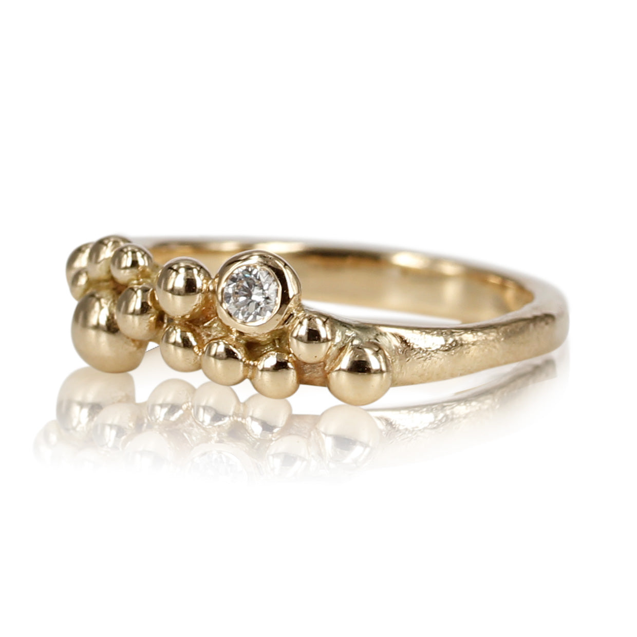 3, 14 kt guld ring, i organiske design, små fine guld kugler i klase. Sten isat: Der kan vælge ringen med eller uden brillant, der er isat 1 x 0,05 ct brillant slebet diamant ( som vist ) vi anvender kun brillanter i bedste kvalitet - top wesselton vvs