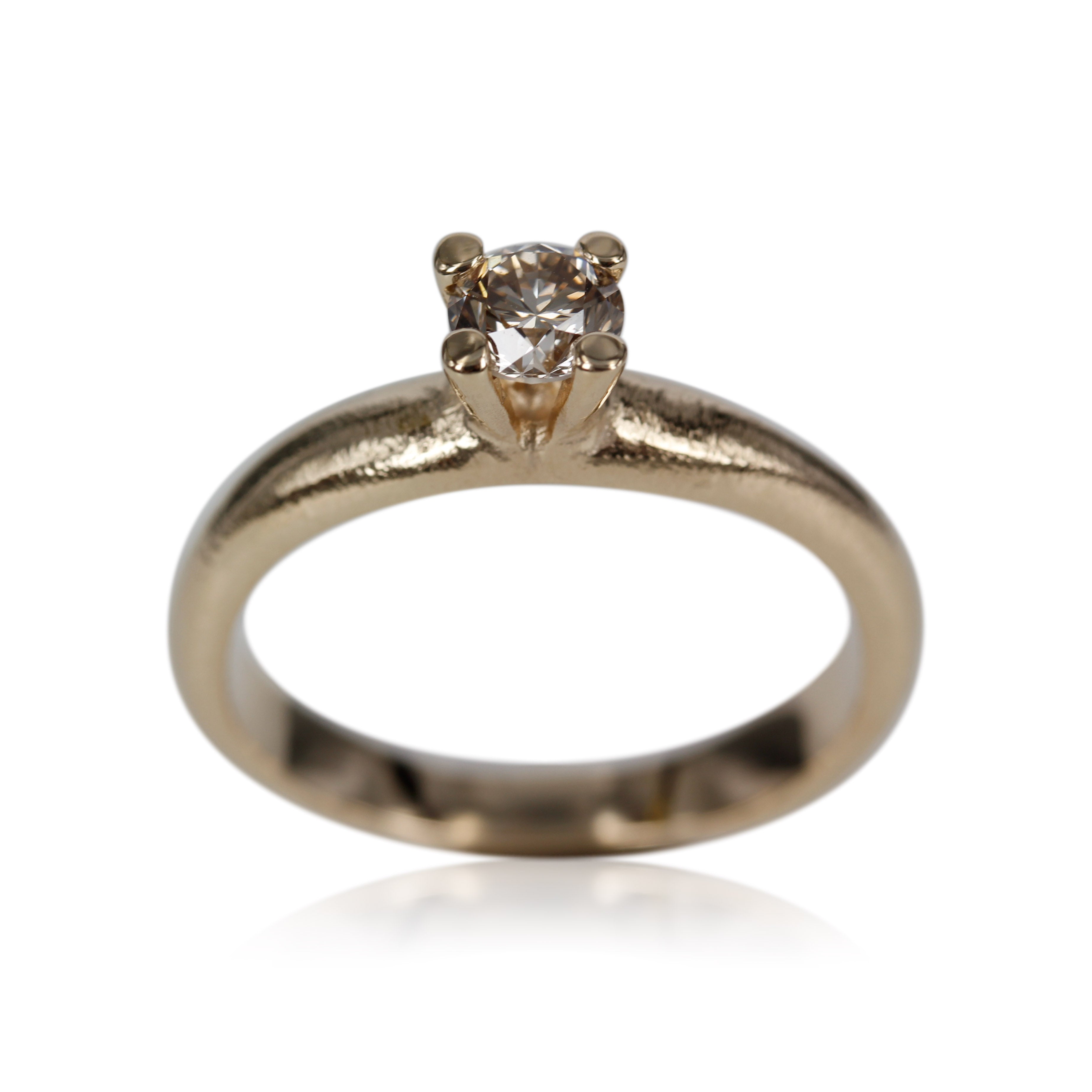 3, Organisk ring med rustik look, ringen er designet med tanke for den klassiske prinsessering med et tvist, isat 0.50 ct. champagne farver diamant. 