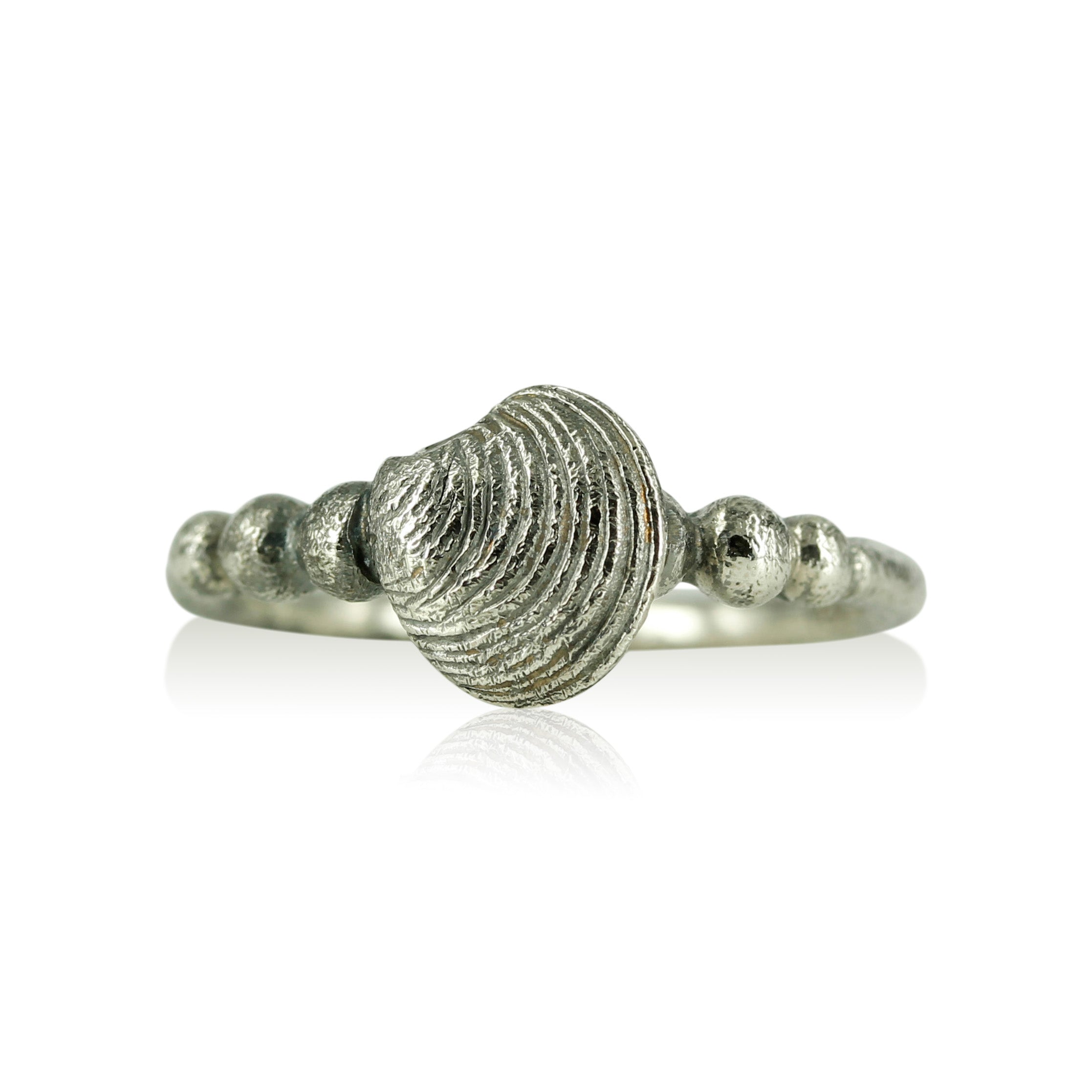  Sølvring, med fin musling, her får du en ring med drys af havets hemmeligheder.  Det er muligt at isætte diamanter i de fine bobler, kontakt os på guldsmede værkstedet og hør om mulighederne for størrelser sam