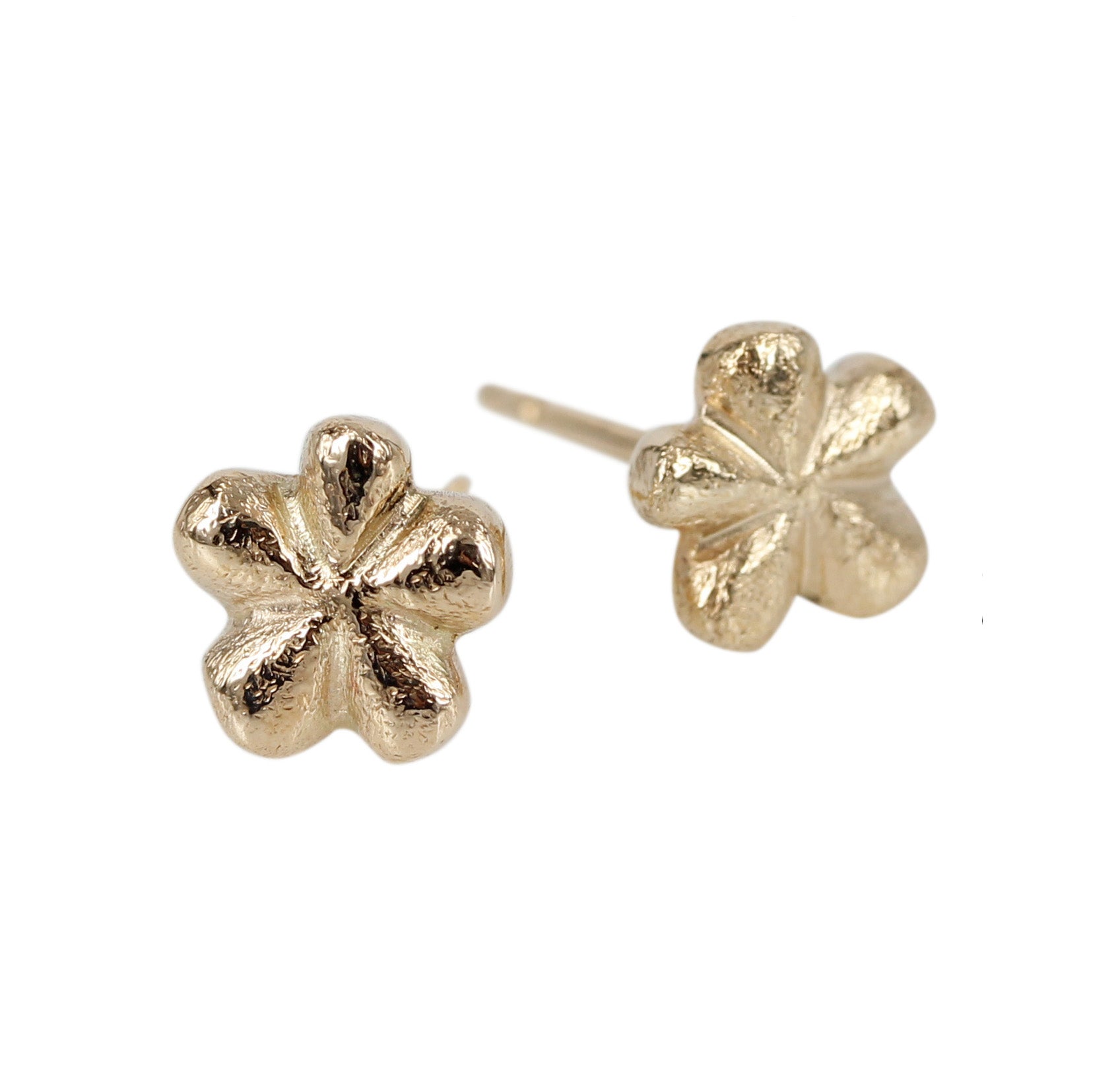 14 kt. Guld ørestik med smuk blomst der fylder fint på øreflippen.