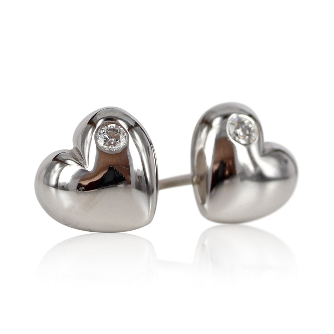 blank hvidguld med brill -Love - 14 kt. guld ørestikker udformet som fine kærligheds hjerter, øreringene kan også bærers med perle pynt.   Love - Et symbol på ægte kærlighed.