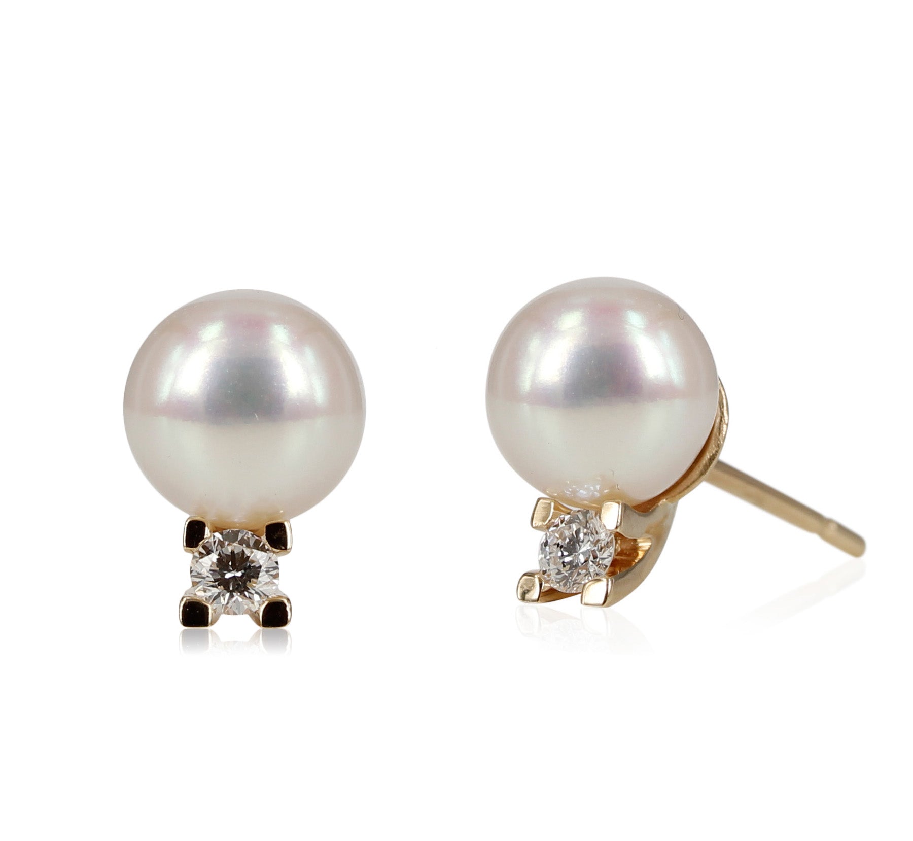2. 14 kt. Guld ørestik med diamant og perle Smuk og klassisk ørestik med 0,10 ct tw vvs brillant slebet diamant og hvid ferskvandsperle 8,5-9 mm. Smuk og fyldig på øret og passer smukt både til hverdag og fest.