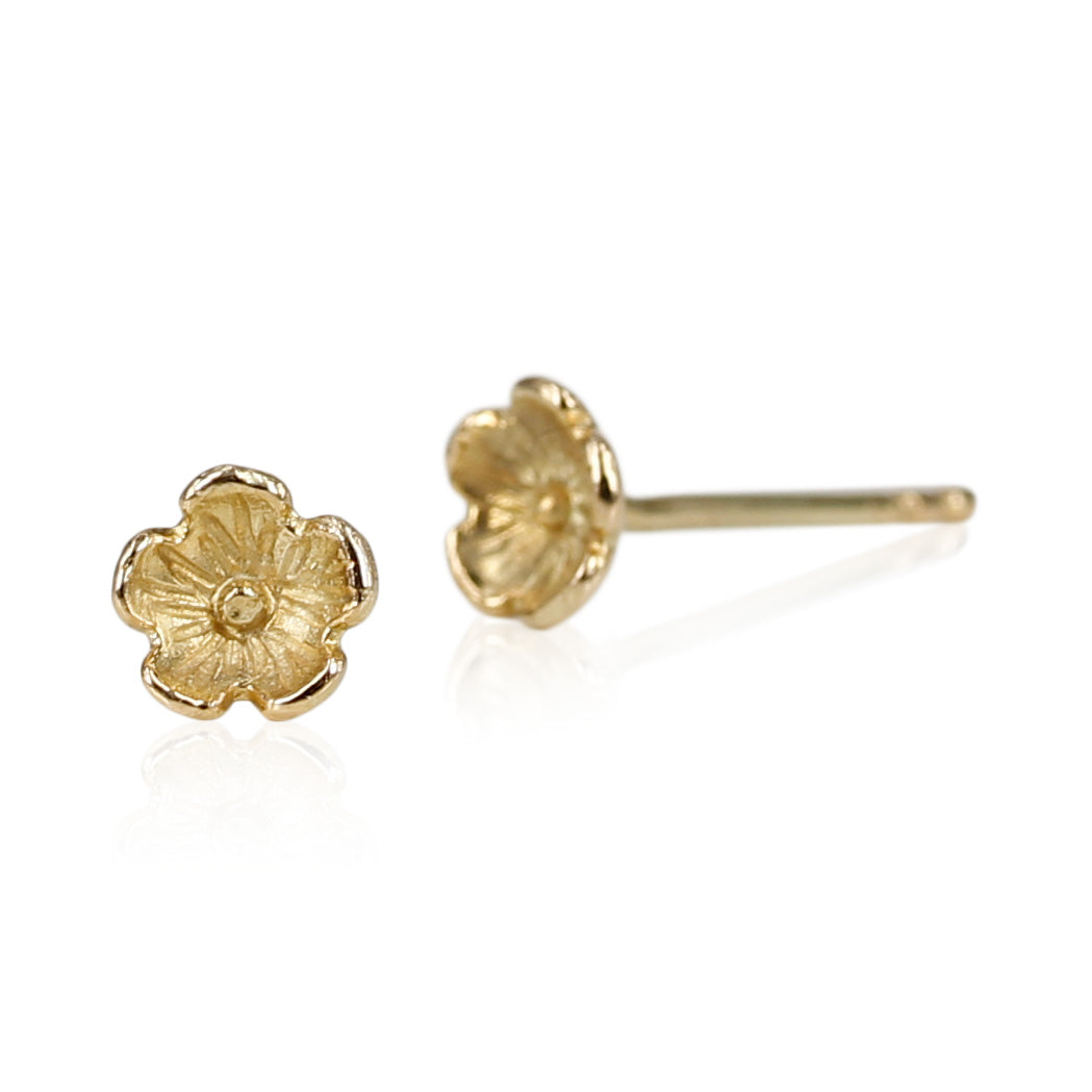 05-122 14 kt. guld ørestikker, øreringene kan også bæres som ekstra ørestik hvis du har flere huller i øret. En smuk ørering fyldt med eventyr - du kan vælge at isætte brillant i blomsten, kontakt guldsmede værkstedet for yderligere info.