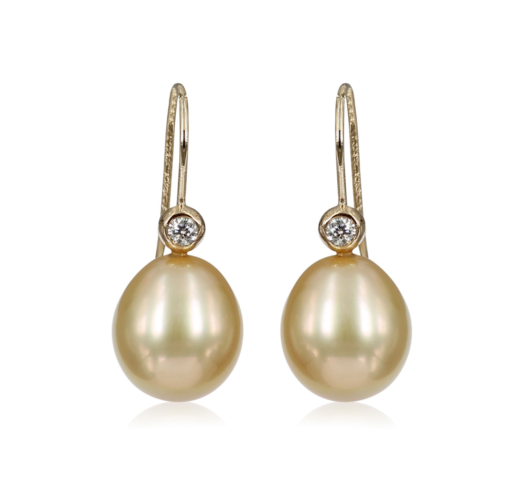 Klassisk 14 kt. ørekroge, med brillanter og smukke 12,5 x14,5 mm. dråbe formet gyldne South Sea perler. Den fine fatning med brillant - gør øre smykket klassisk med et moderne look. På billedet vises ørehængerne med 2 stk 0,10 ct brillant.