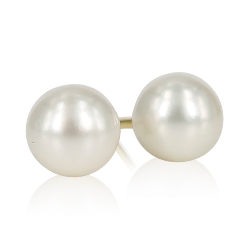 3. Smukke klassiske perle øreringe, de findes i 5 størrelser fra 4 - 8 mm, og er derfor også smukke at sætte i øre med flere huller.  Ørestikkerne sælges som sæt, stik samt lås er i 14 kt. guld.