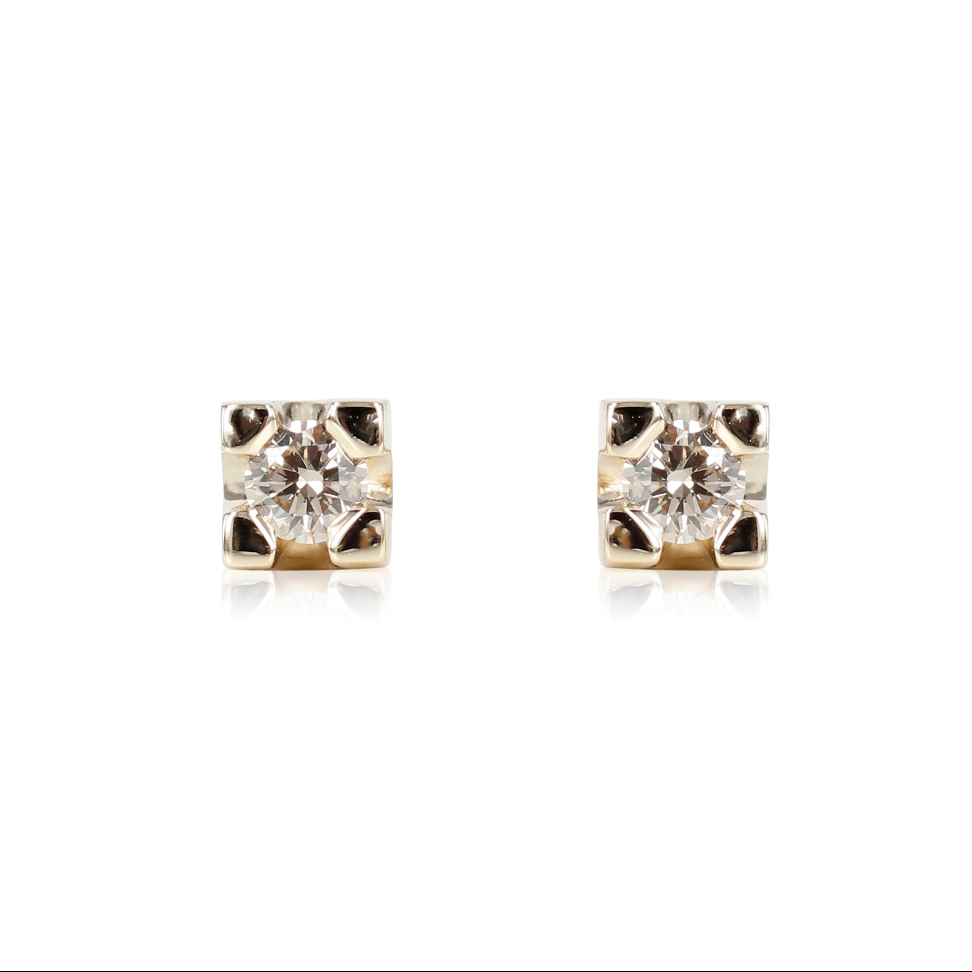 De klassiske diamant ørestikker, smukke og funklende.  Her får den de hvide Diamanter lov til at tage fokus og skinner så smukt i en 14kt fatning.  Diamanten : 2 x 0,10 ct. Tw Vvs..