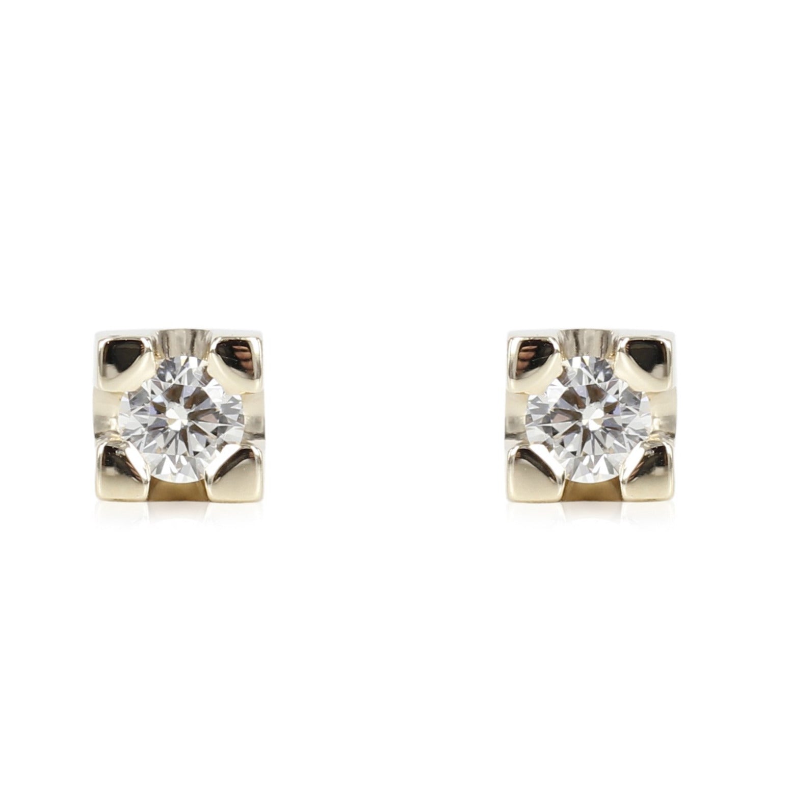 De klassiske diamant ørestikker, smukke og funklende. Her får den de hvide Diamanter lov til at tage fokus og skinner så smukt i en 14kt fatning. Diamanten : 2 x 0,20 ct. Tw Vvs..