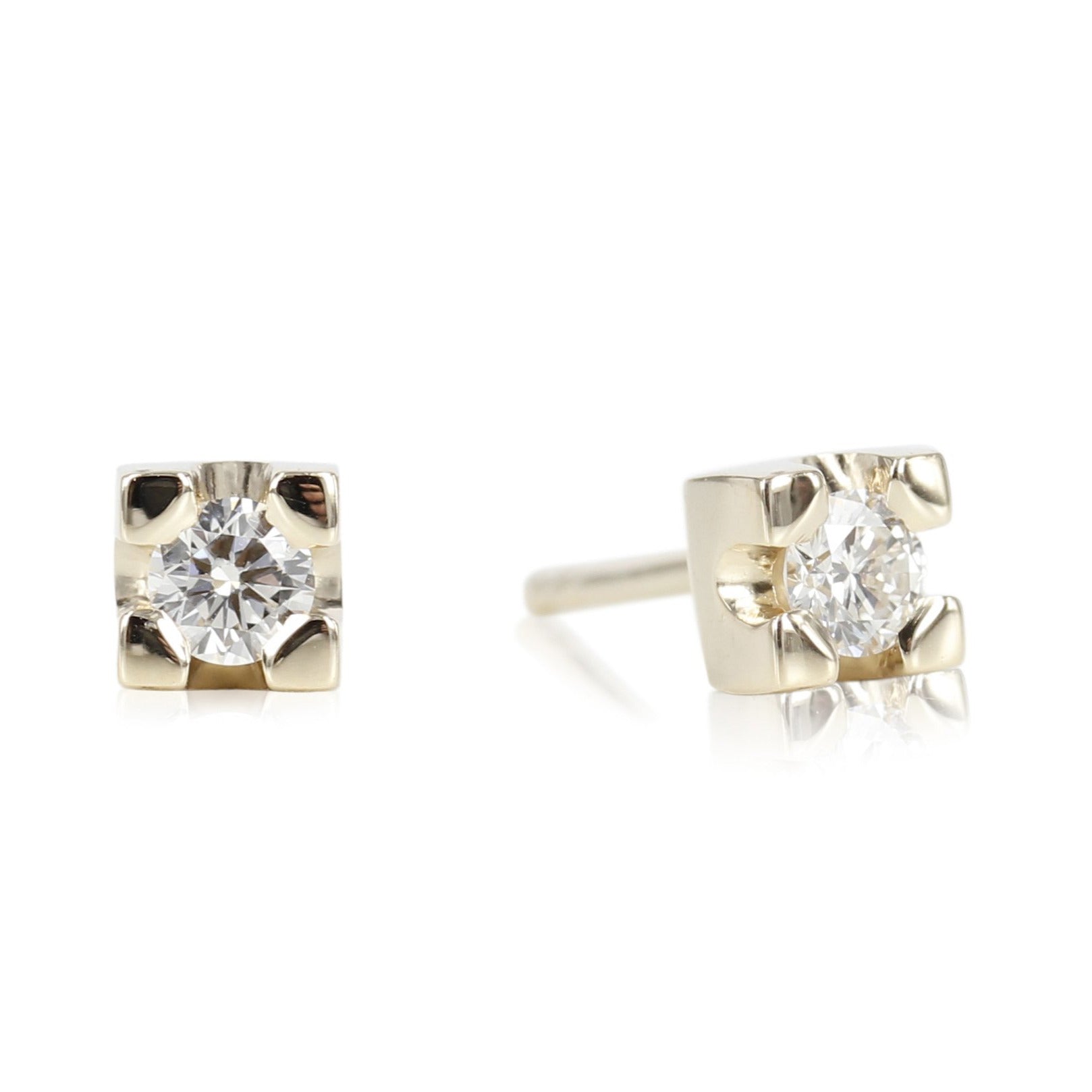 De klassiske diamant ørestikker, smukke og funklende. Her får den de hvide Diamanter lov til at tage fokus og skinner så smukt i en 14kt fatning. Diamanten : 2 x 0,20 ct. Tw Vvs